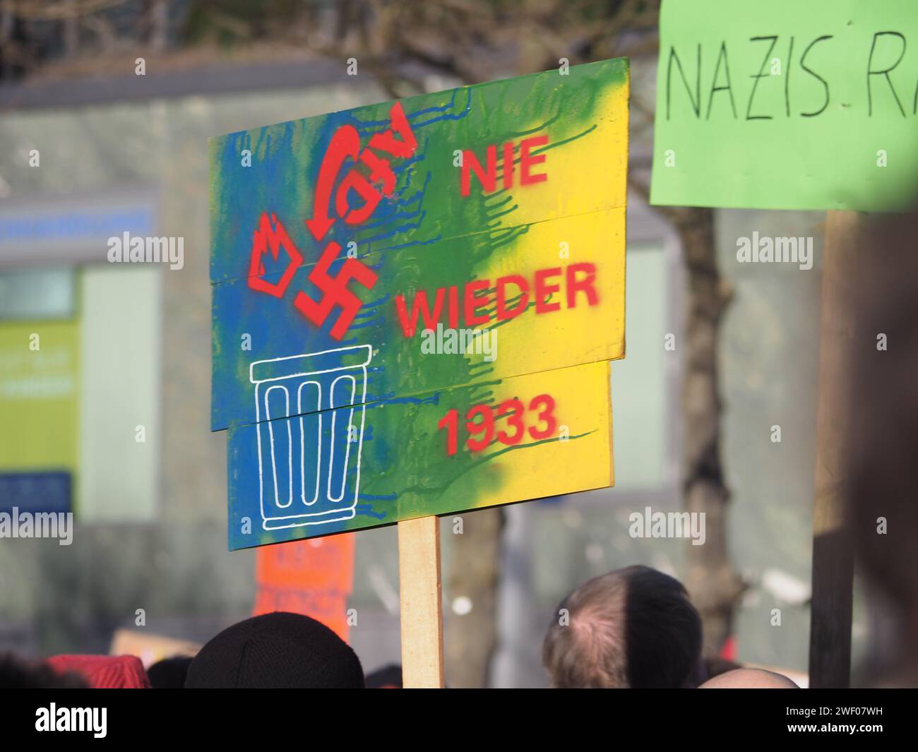 Une affiche symbolisant la parenté entre les nazis et l'AfD. -- chaque jour, les résidents politiquement actifs du pays descendent dans la rue contre Banque D'Images