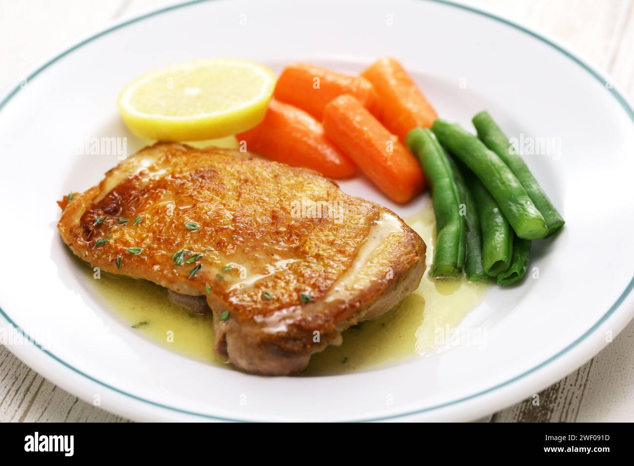 poulet sauté avec sauce au beurre de citron. Banque D'Images