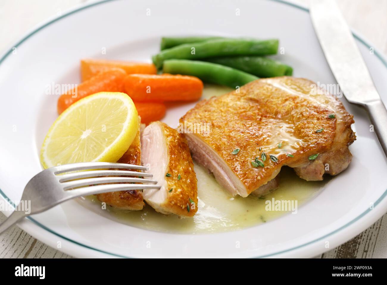 poulet sauté avec sauce au beurre de citron. Banque D'Images