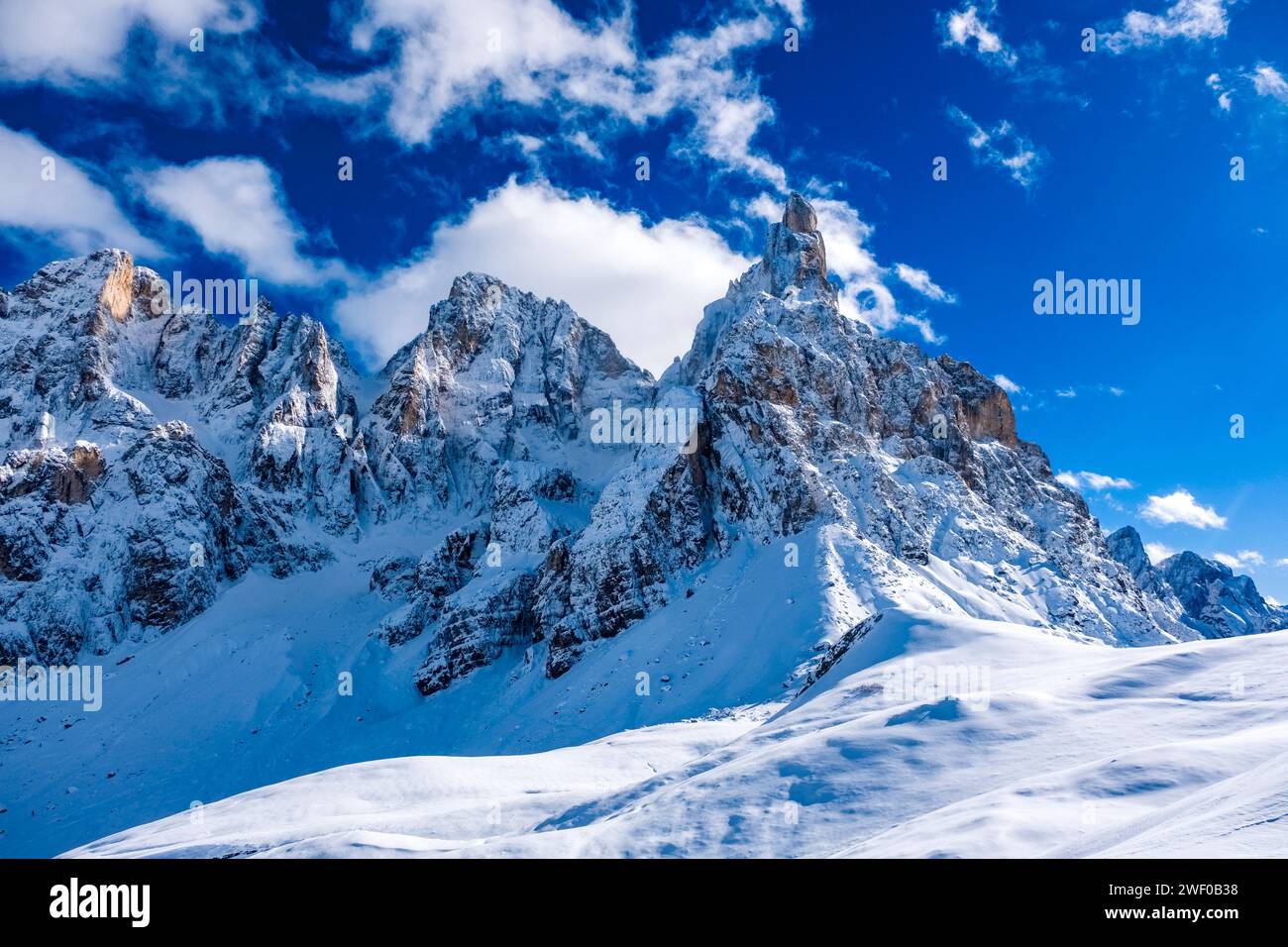 Sommets de Cima dei Bureloni, Cima della Vezzana et Cimon della Pala à gauche du groupe Pala, Val Venegia au-dessus du col Passo Rolle en hiver. San M Banque D'Images