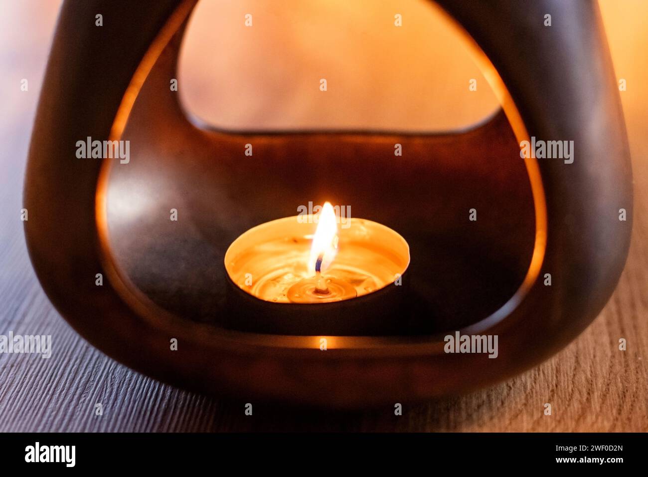 Une bougie dans un bougeoir pour chauffer l'eau parfumée pour l'aromathérapie Banque D'Images
