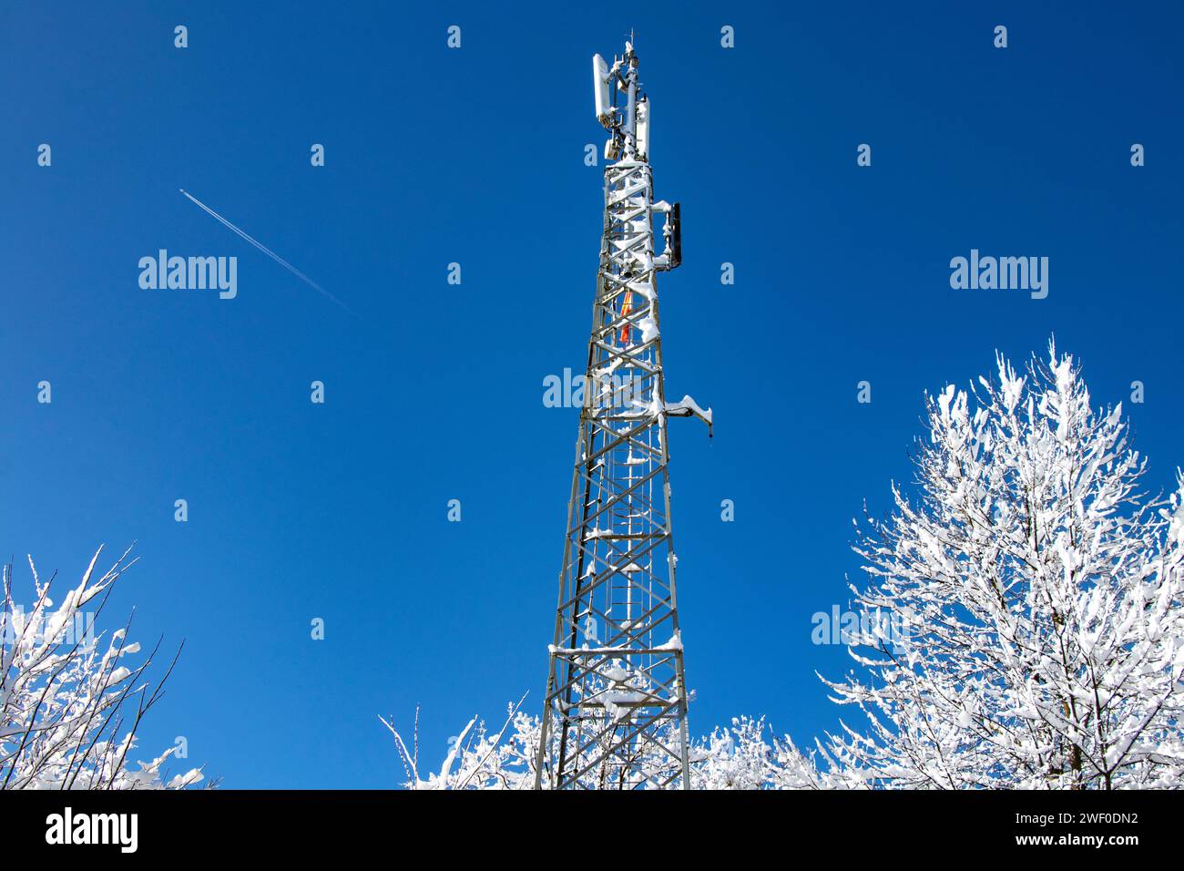 Ciel d'hiver bleu clair avec répétiteur, récepteur, transmission des signaux téléphoniques Banque D'Images