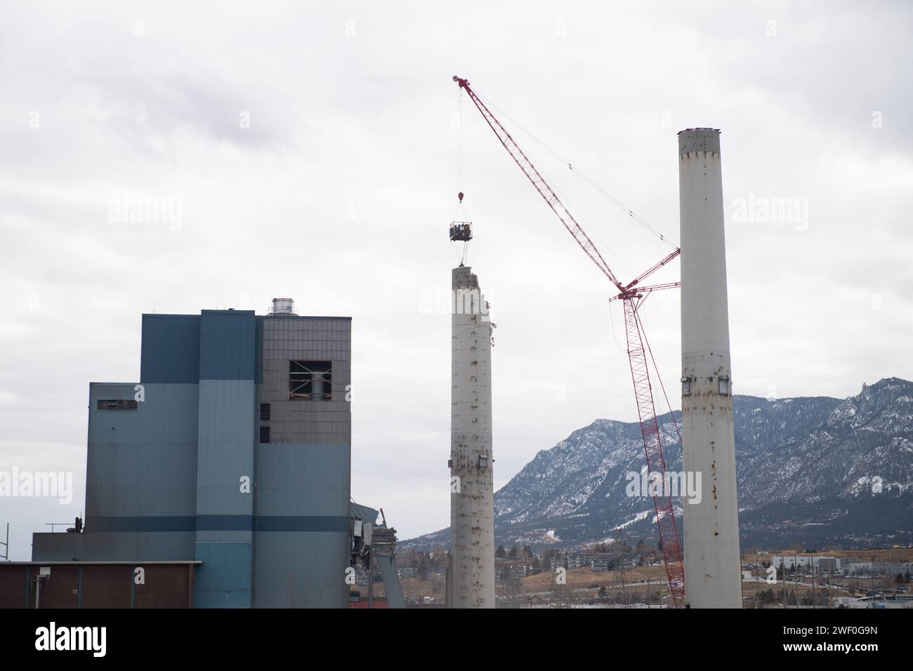 Une grue enlève l'une des deux cheminées de fumée sur l'ancienne centrale électrique à charbon pour Colorado Springs Utilities. Banque D'Images