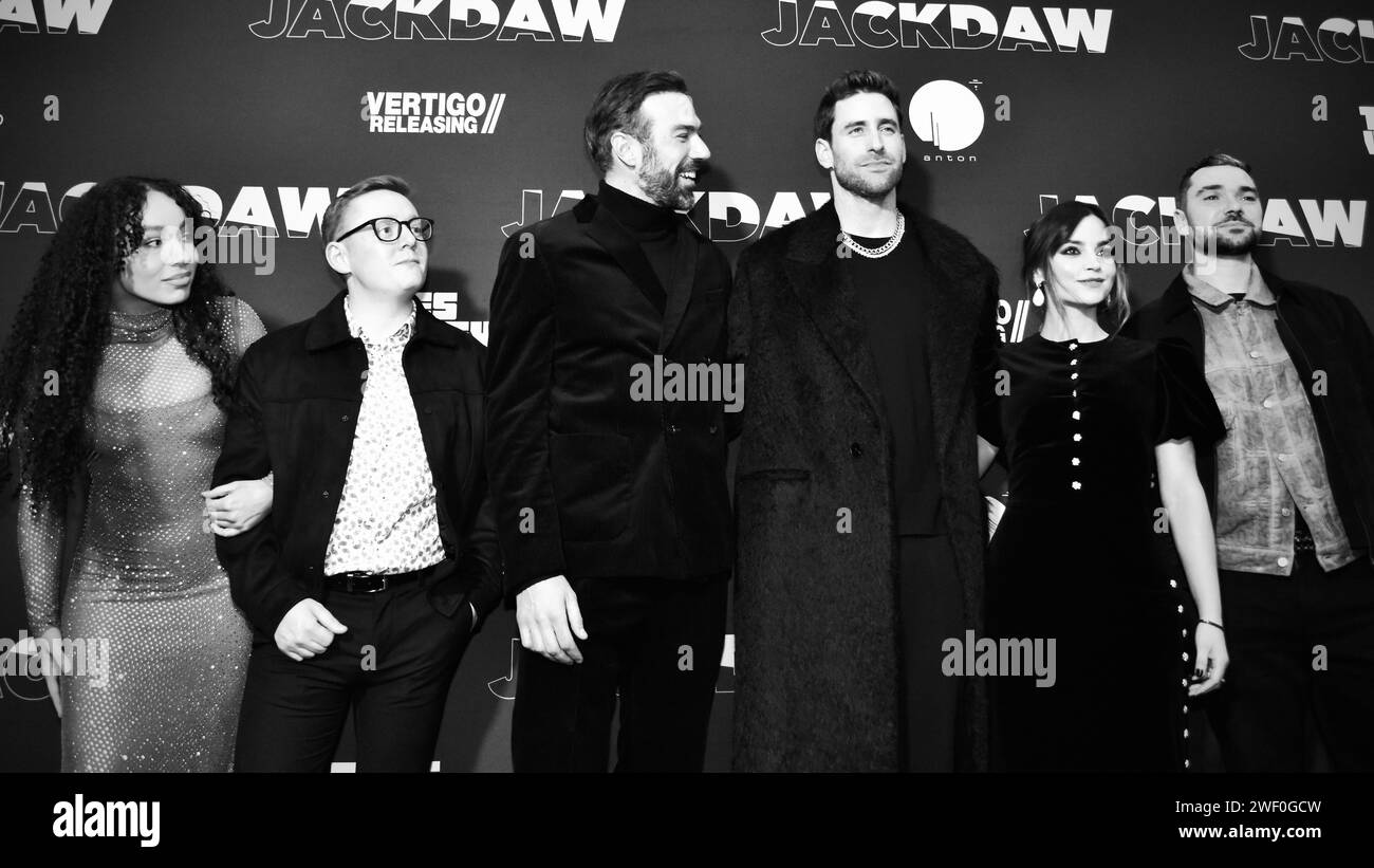 Rochelle Goldie, Thomas Turgoose, Jamie Childs, Oliver Jackson-Cohen, Jenna Coleman et Allan Mustafa photographiés lors de la première de Jackdaw. Banque D'Images