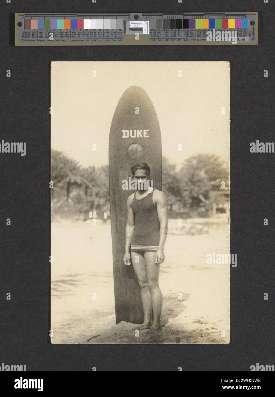 Photographie anonyme du duc Paoa Kahanamoku avec sa planche de surf (PPWD-13-3-007). Banque D'Images