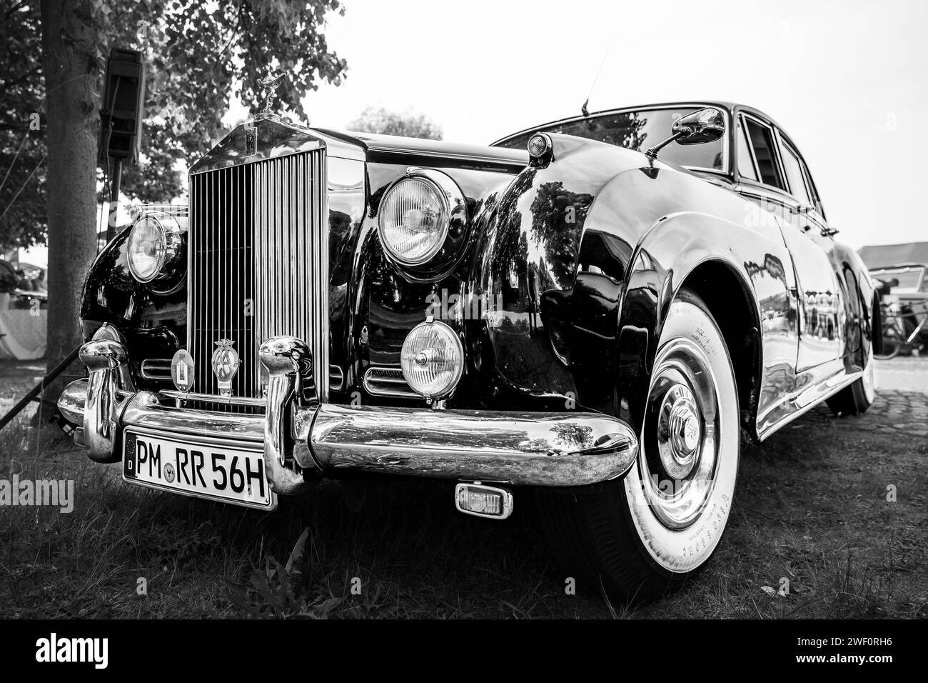 WERDER (HAVEL), ALLEMAGNE - 20 MAI 2023 : la voiture de luxe Rolls-Royce Silver Cloud I Saloon, 1956. Noir et blanc. Festival Werder Classics 22023 Banque D'Images