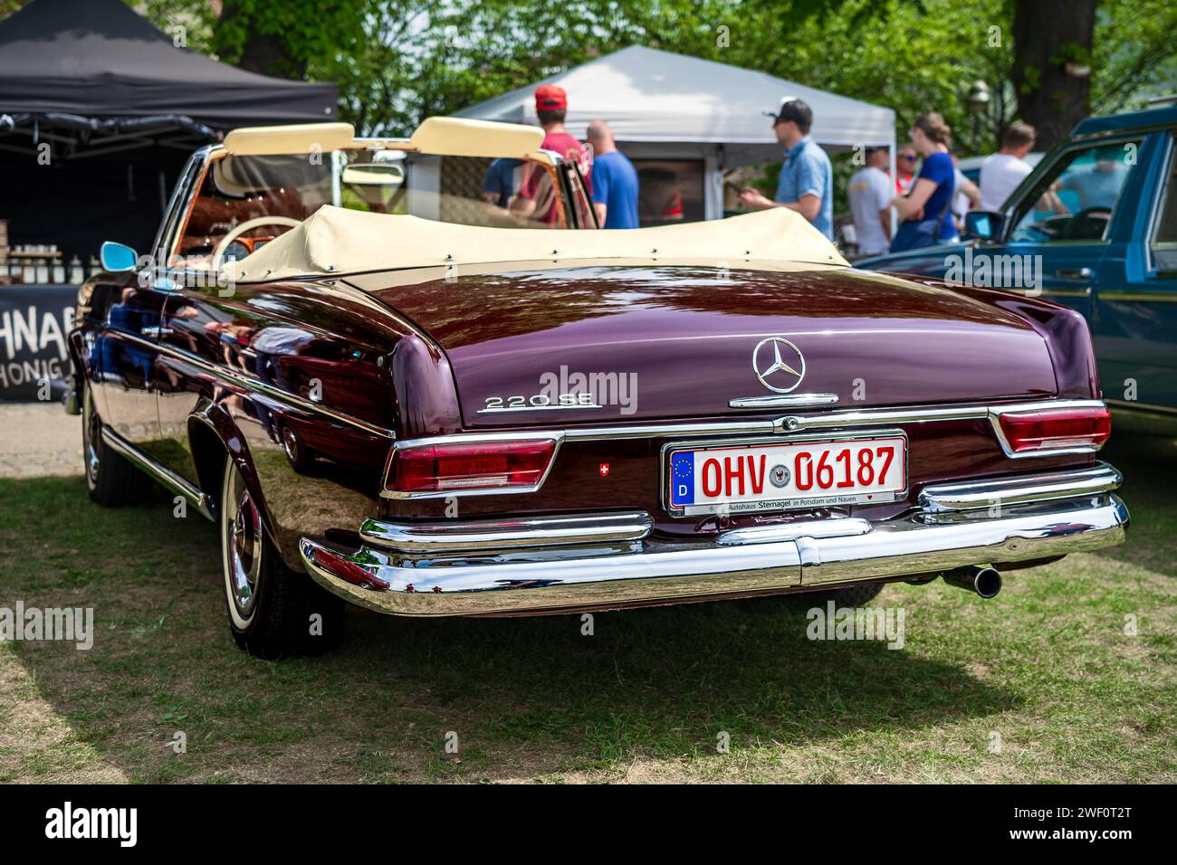 WERDER (HAVEL), ALLEMAGNE - 20 MAI 2023 : la voiture de luxe Mercedes-Benz (W111) 220 se Cabriolet. Vue arrière. Festival Werder Classics 2023 Banque D'Images