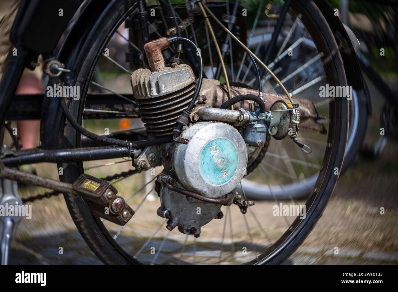 WERDER (HAVEL), ALLEMAGNE - 20 MAI 2023 : moteur monocylindre sur la roue d'une bicyclette antique. Gros plan. Tourbillon bokeh. Objectif art. Banque D'Images