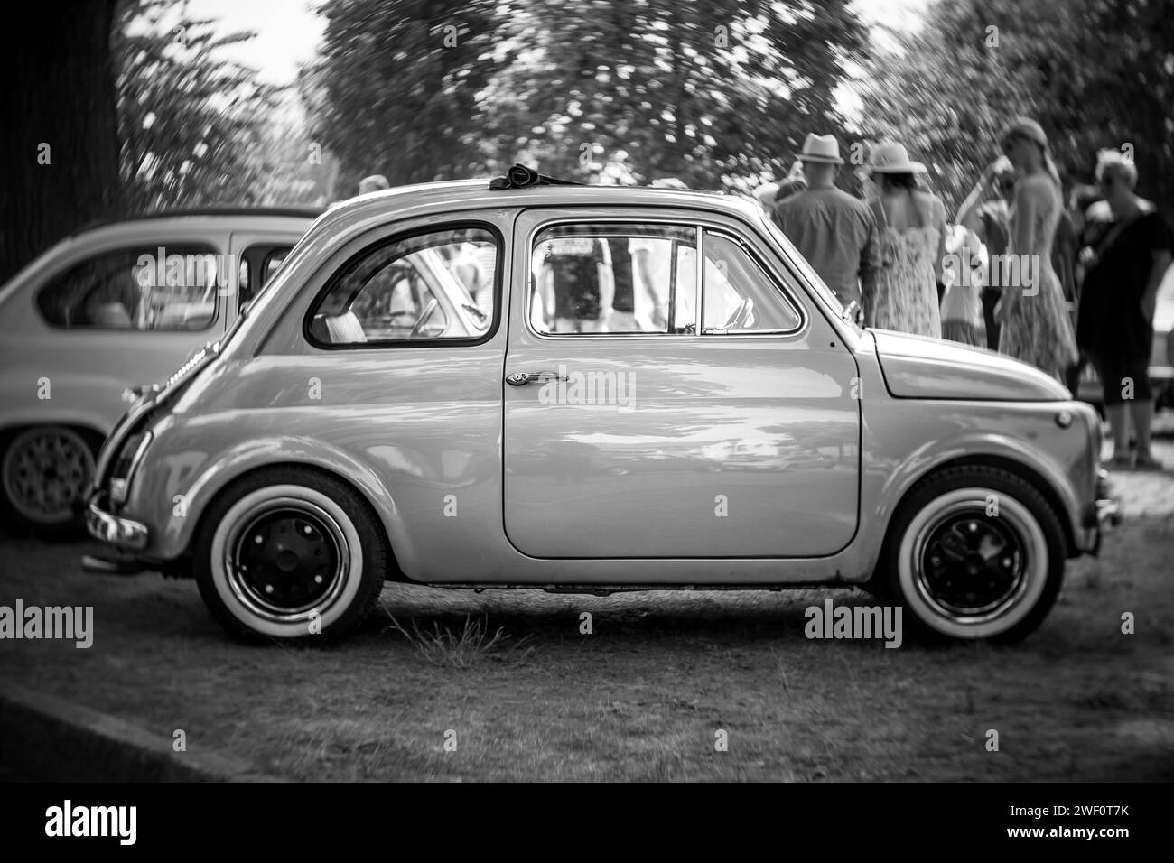 WERDER (HAVEL), ALLEMAGNE - 20 MAI 2023 : la citadine Fiat Abarth 695 SS. Tourbillon bokeh. Objectif art. Noir et blanc. Festival Werder Classics 2023 Banque D'Images