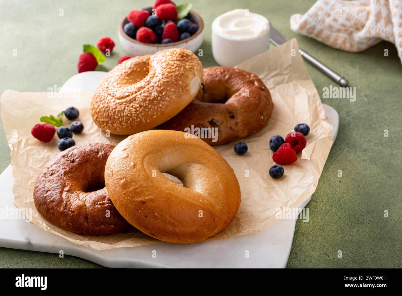 Variété de bagels fraîchement cuits pour le petit déjeuner prêt à manger, nature, graines de sésame et bagels cannelle et raisins secs Banque D'Images