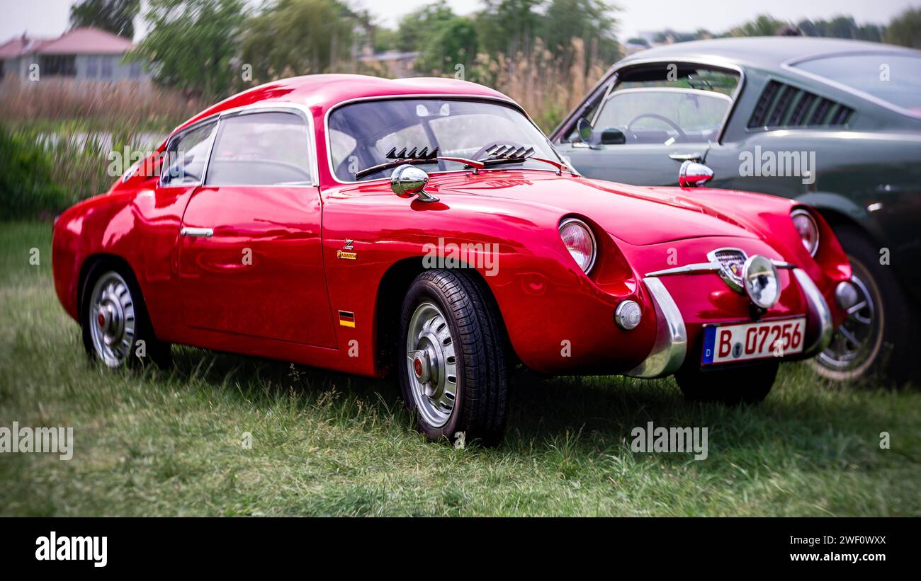 WERDER (HAVEL), ALLEMAGNE - 20 MAI 2023 : la voiture de sport Fiat-Abarth 750 Zagato 'Double Bubble'. Swirl bokeh, lentille artistique. Festival Werder Classics 2023 Banque D'Images