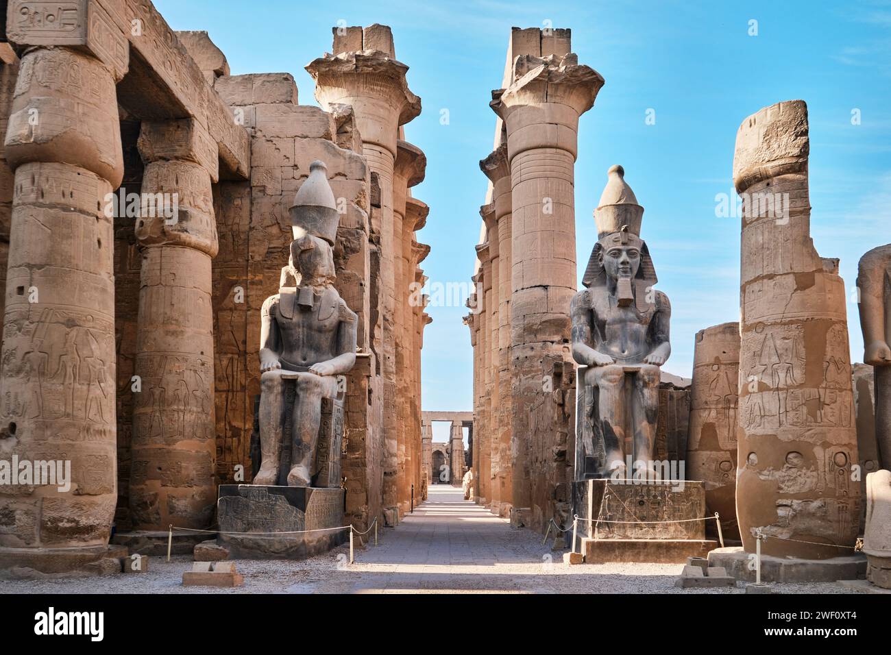 Louxor, Égypte - décembre 26 2023 : vue de la colonnade du temple d'Amenhotep III depuis la cour de Ramsès II au temple de Louxor Banque D'Images