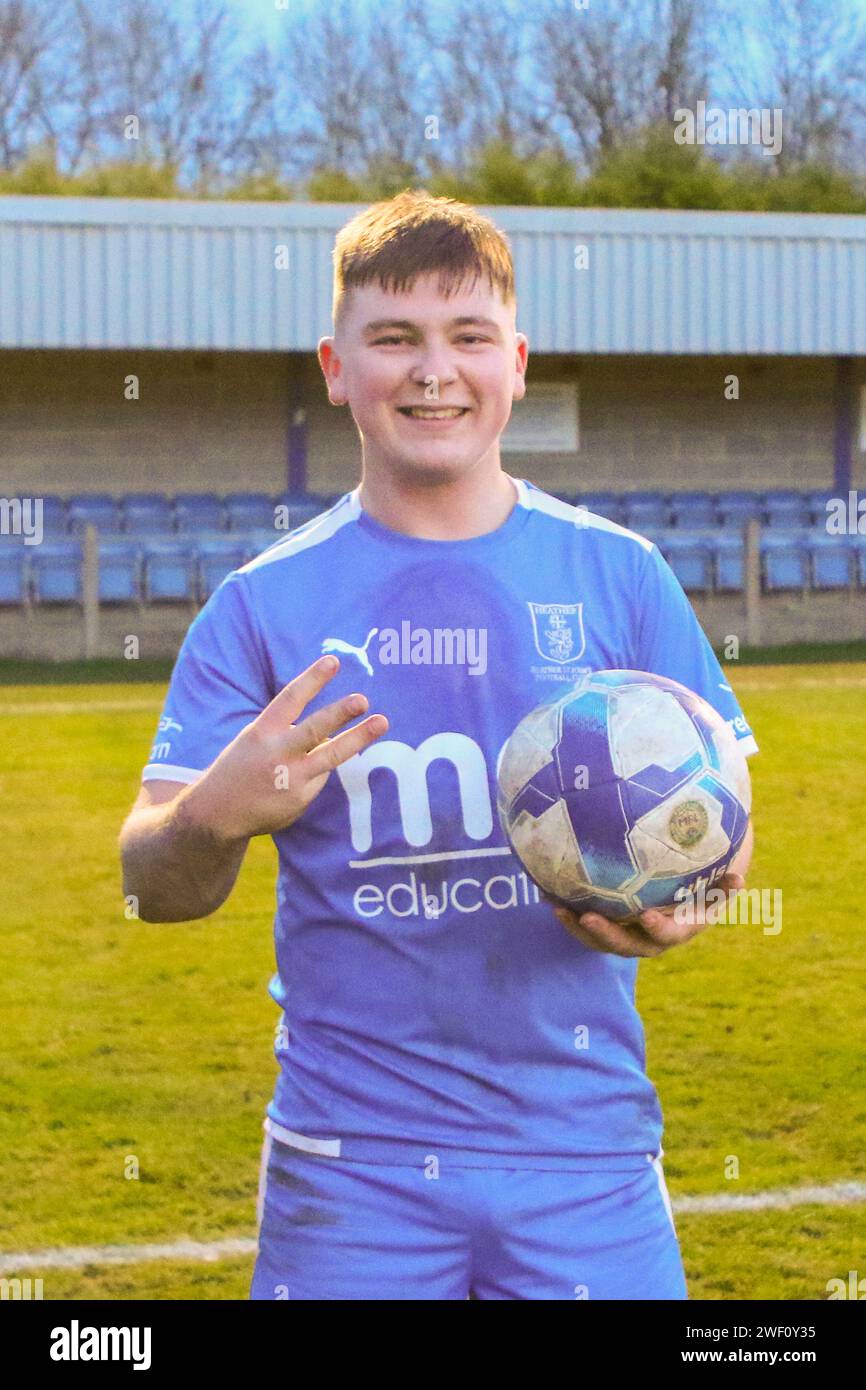 Heather, Leicestershire, Royaume Uni, 27 janvier 2024 : l'attaquant de Heather St Johns célèbre avoir marqué un tour du chapeau lors de la victoire de Heather St Johns 5-0 contre Chelmsley Town en division 1 de la Midland League le 27 janvier 2024. Crédit : Clive Stapleton/Alamy Live News Banque D'Images