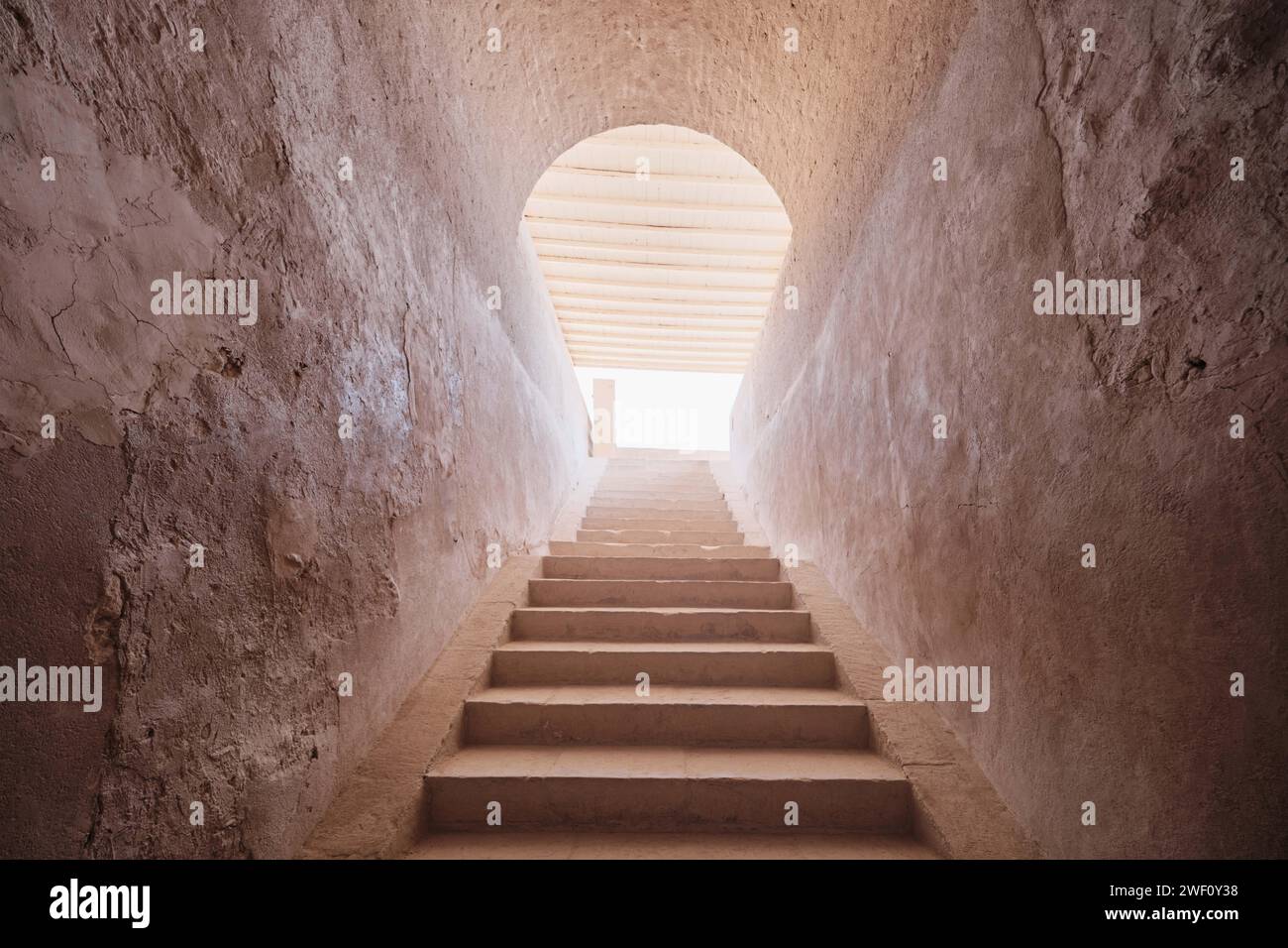 Louxor, Égypte - 2 janvier 2024 : escaliers à la Vallée des Reines Banque D'Images