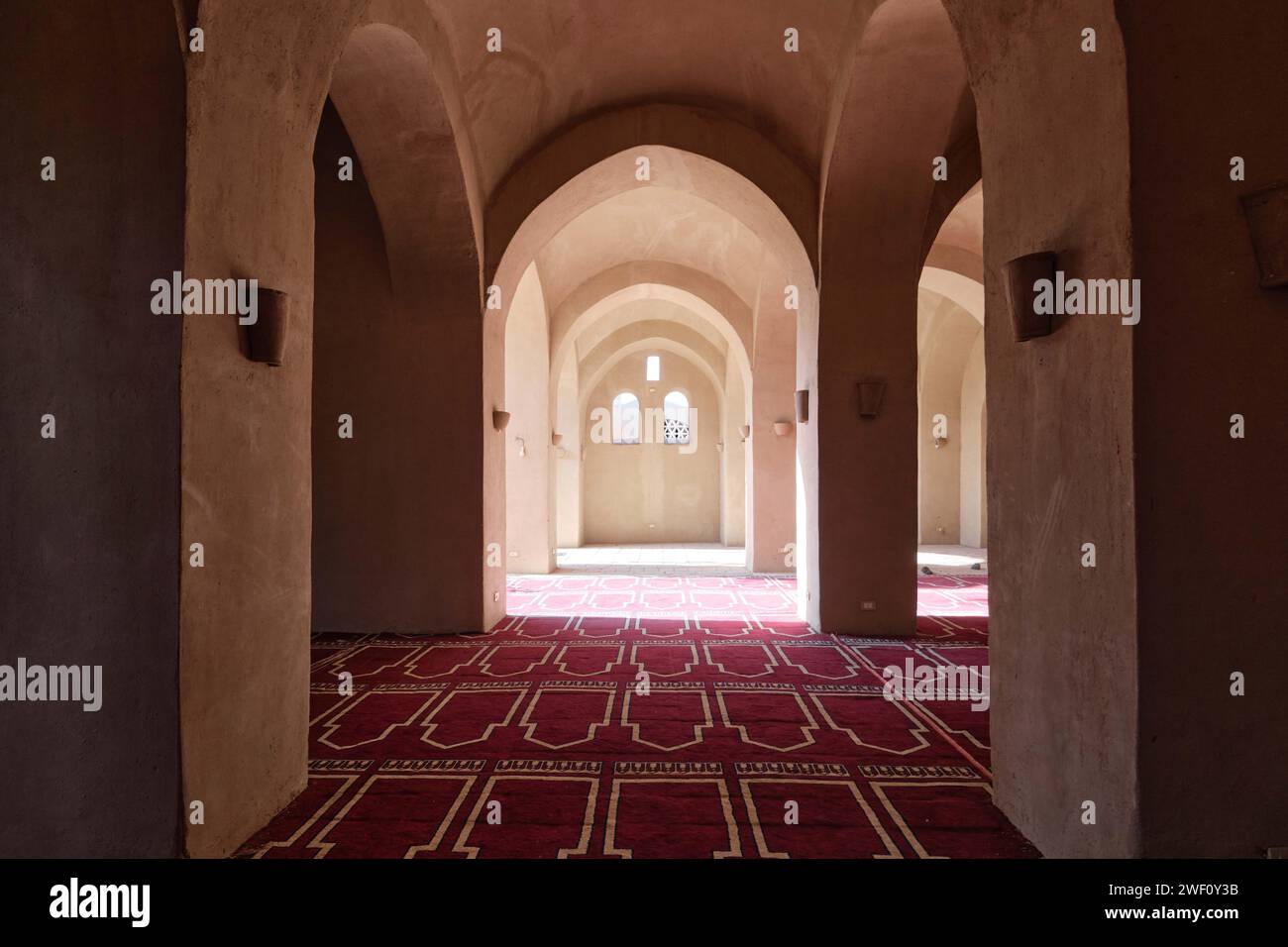 Louxor, Égypte - décembre 26 2023 : Nouvelle mosquée du village de Gourna conçue par Hassan Fathy Banque D'Images