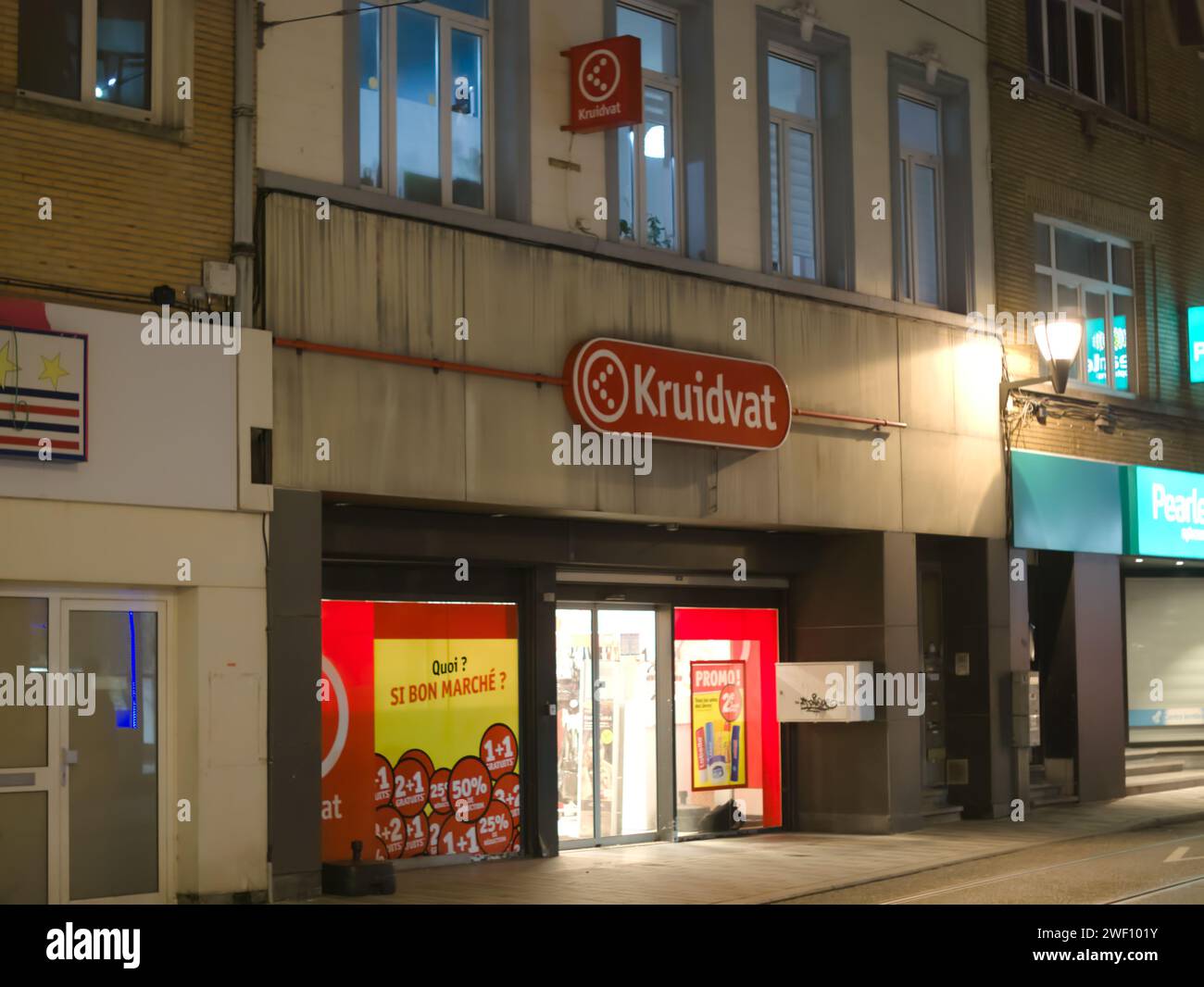 Bruxelles, Belgique. 26 janvier 2024. Façade du magasin Kruidvat dans l'obscurité. Rues de Bruxelles. Photographie de rue de nuit sous lumière artificielle Banque D'Images