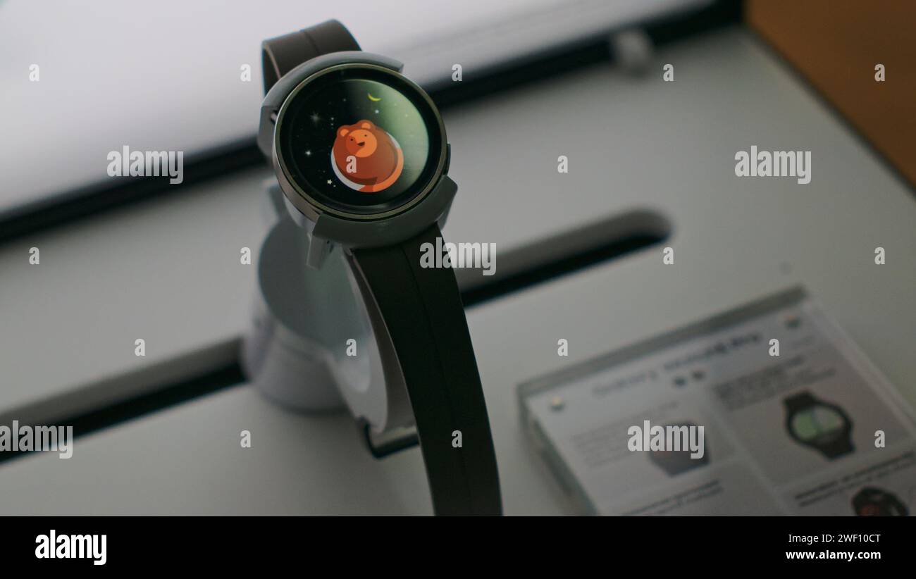 Bruxelles, Belgique. 26nd Jan, 2024.Smartwatch Samsung Galaxy Watch sur l'écran tendance. Centre commercial MediaMarkt. Photographie en gros plan Banque D'Images