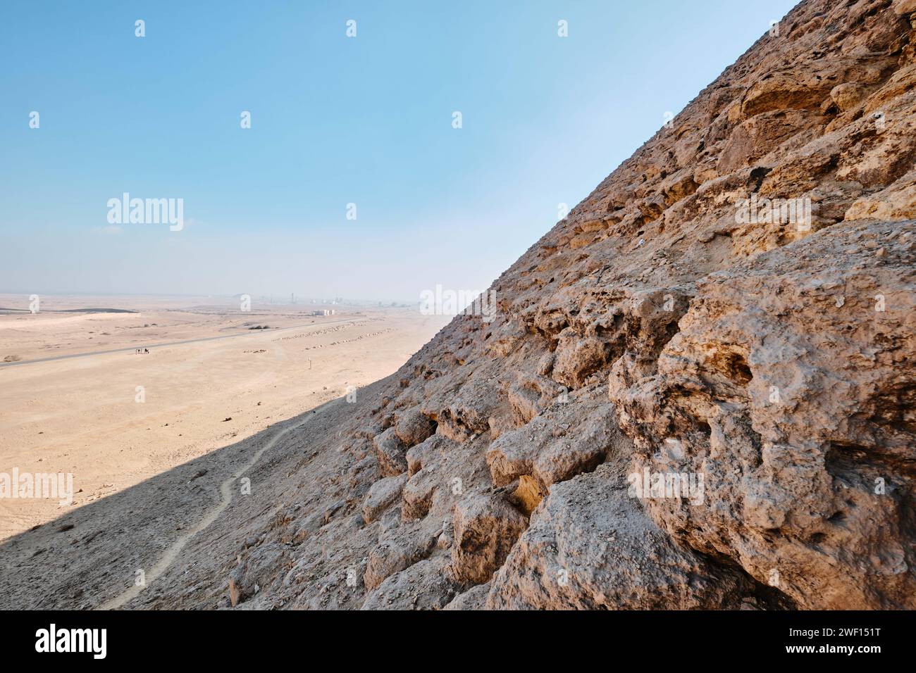 Dahshur, Egypte - 2 janvier 2024 : vue sur la pyramide rouge et le désert desséché à Dahshur Banque D'Images