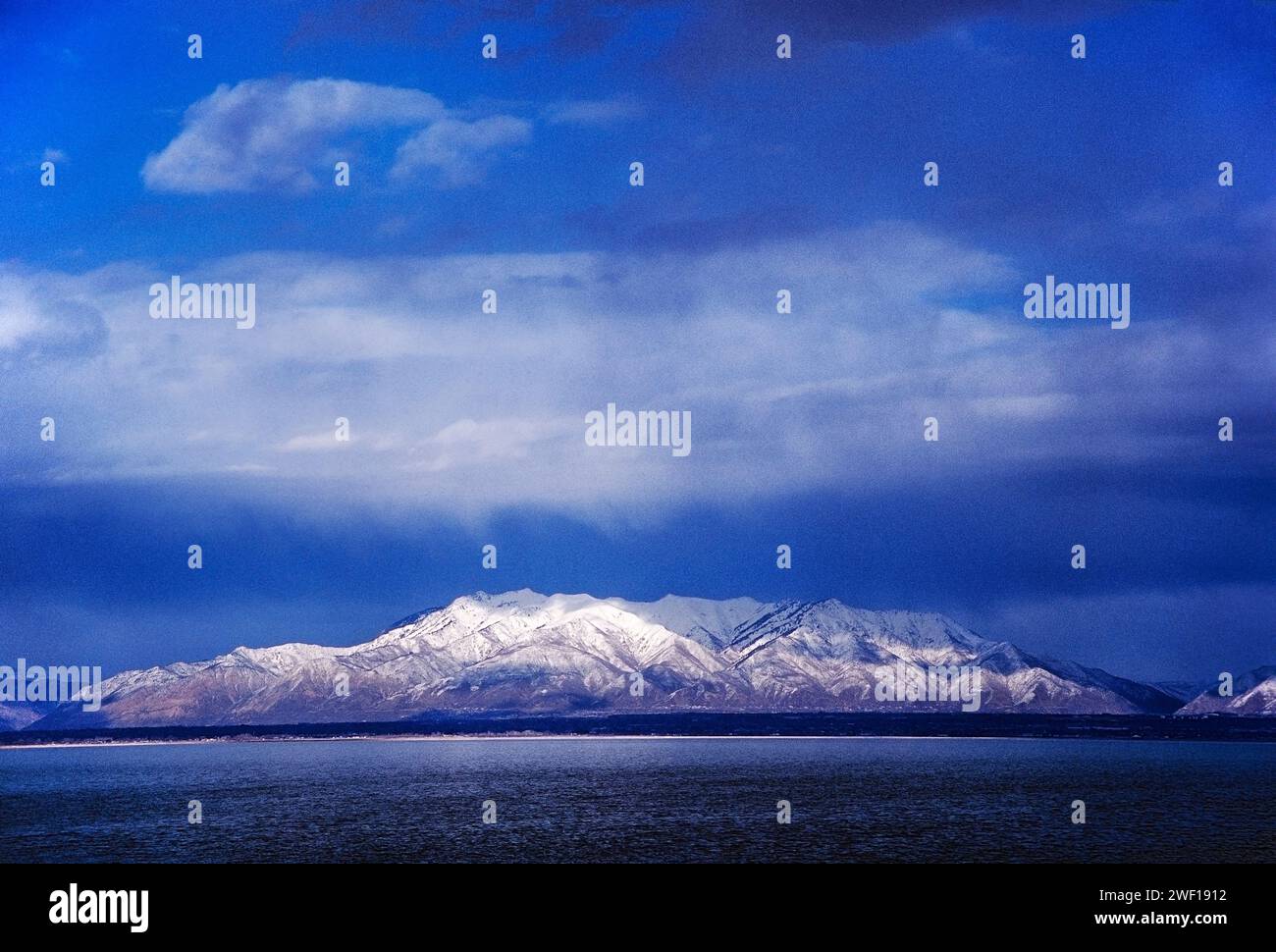Sommets enneigés de Wasatch Range ; vue depuis Antelope Island State Park ; Salt Lake City ; Utah ; États-Unis Banque D'Images