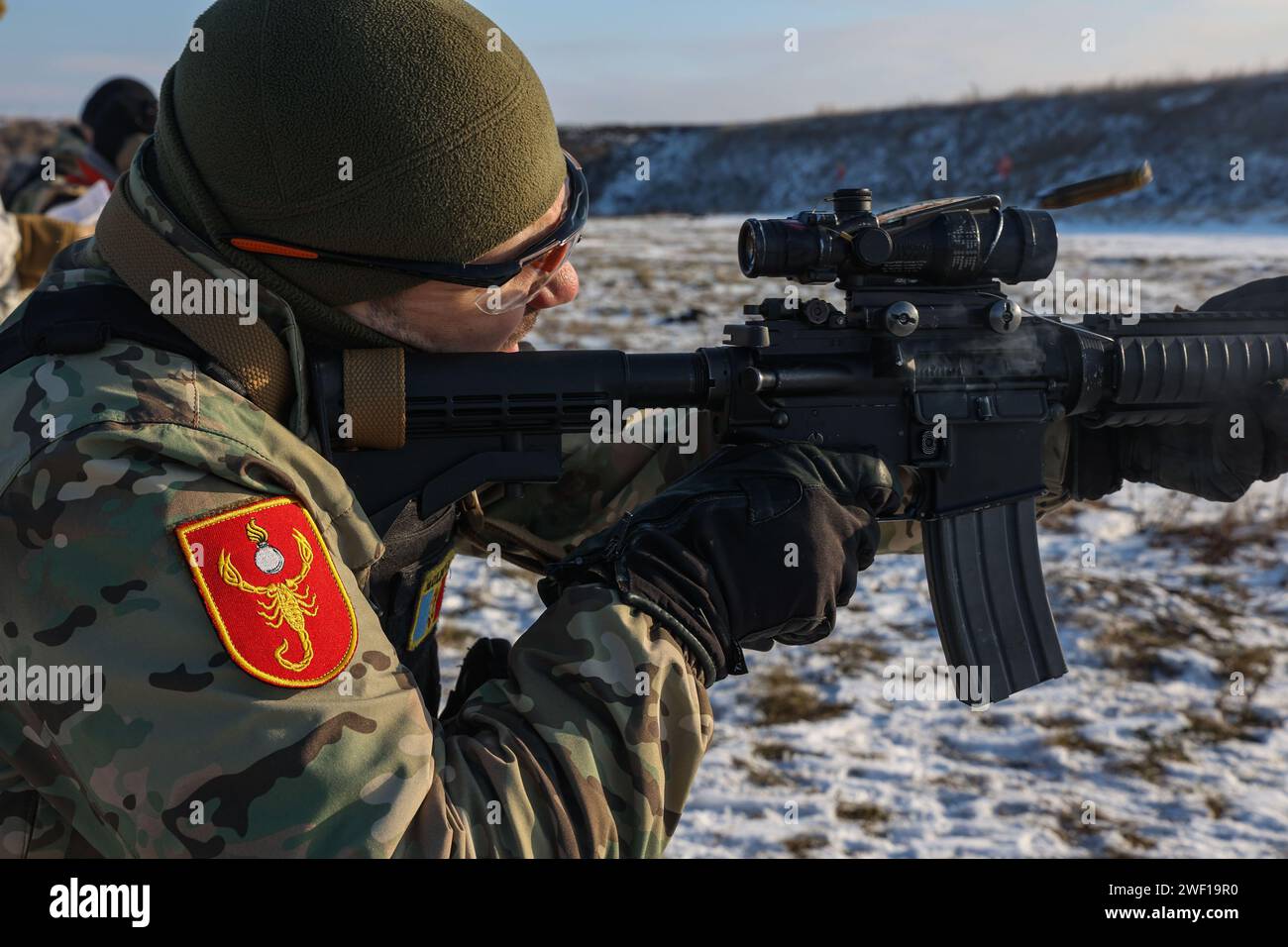 Les forces de police moldaves effectuent des exercices de tir au fusil pendant la formation avec les Marines américains avec la Fleet anti-Terrorism Security Team Company, Europe (FASTEUR), à Chișinău, Moldavie, le 22 janvier, 2024. la Task Force 61/2,3 FASTEUR fournit des capacités telles que des opérations expéditives de réaction rapide contre le terrorisme et de sécurité à l ' appui des commandants, du Commandement européen des États-Unis et, sur ordre du commandant, de la 6e flotte des États-Unis, afin de protéger des biens navals et nationaux vitaux. (Photo du corps des Marines des États-Unis par le caporal Cameron Ross) Banque D'Images