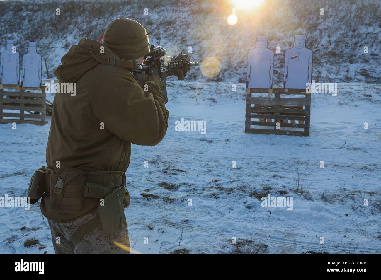 Des Marines américains avec la Fleet anti-Terrorism Security Team Company, Europe (FASTEUR), font des exercices de tir à la carabine devant les forces de police moldaves à Chișinău, Moldavie, le 22 janvier 2024. Task Force 61/2,3 le FASTEUR fournit des capacités telles que des opérations expéditionnaires de réponse rapide contre le terrorisme et de sécurité à l'appui des commandants, du Commandement européen des États-Unis et comme dirigé par le commandant, de la 6e flotte américaine afin de protéger les biens navals et nationaux vitaux. (Photo du corps des Marines des États-Unis par le caporal Cameron Ross) Banque D'Images