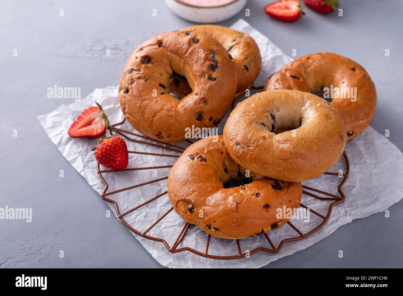 Bagels servis avec fromage à la crème aux fraises et fraises fraîches pour le petit-déjeuner Banque D'Images