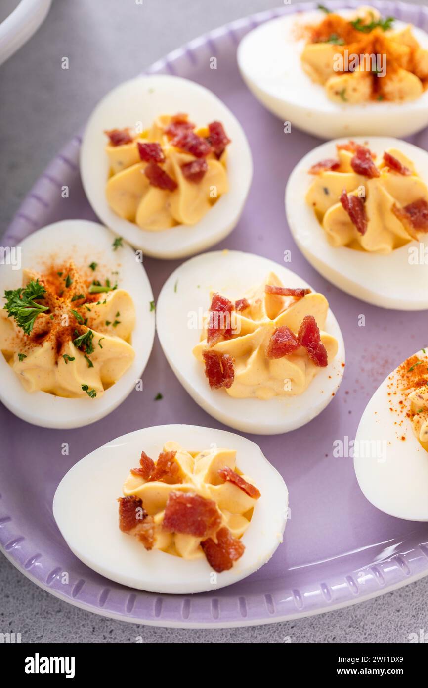 Œufs vieillis au paprika et au bacon, idée apéritif pour le brunch de Pâques Banque D'Images