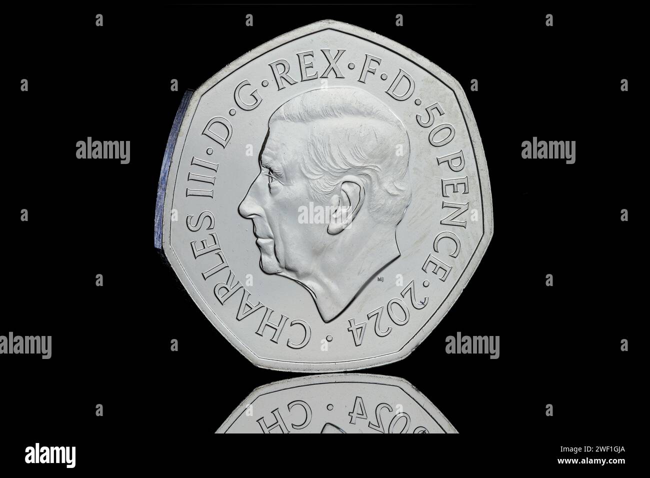 Pièce de 2024 50 pence montrant le premier portrait du roi Charles III par Martin Jennings. Banque D'Images