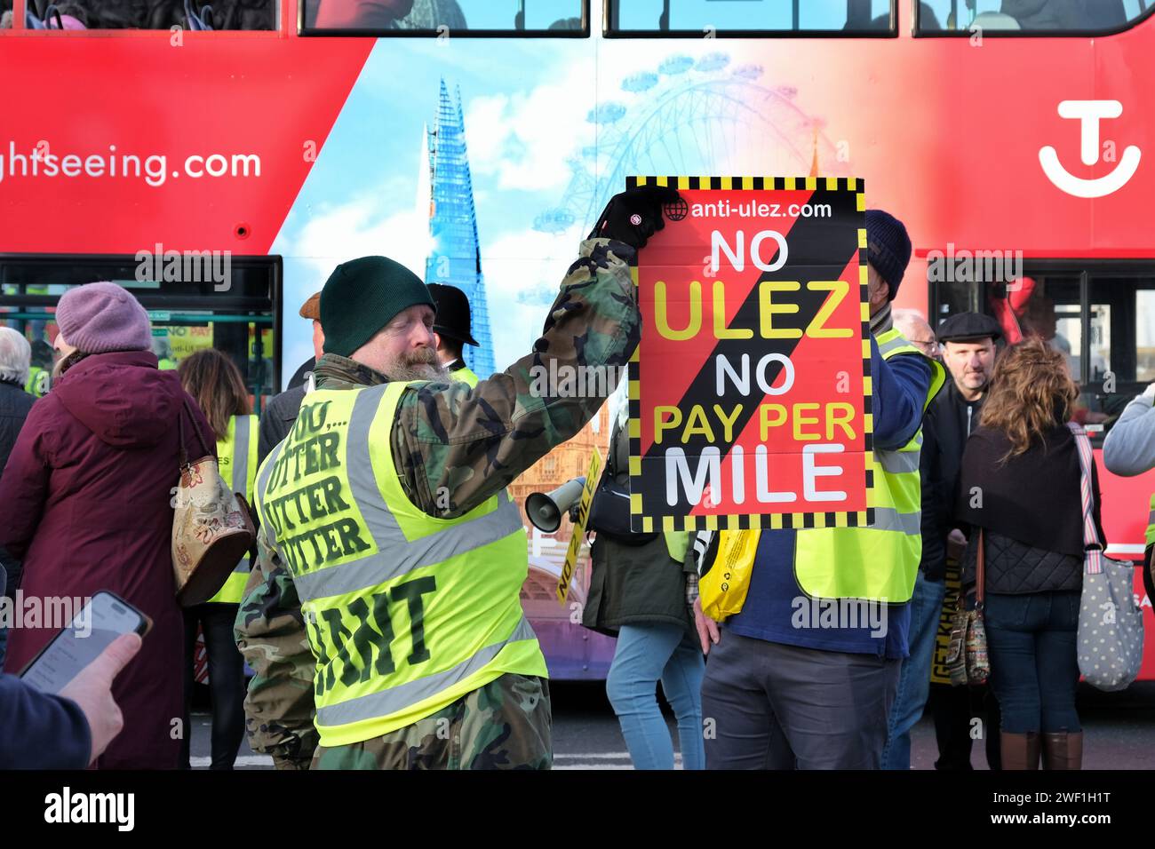 Londres, Royaume-Uni. 27 janvier 2024. Les candidats du Parti réformiste se sont joints à d'autres manifestants lors d'une manifestation contre le projet d'expansion de l'ULEZ à Trafalgar Square. Crédit : Photographie de onzième heure / Alamy Live News Banque D'Images