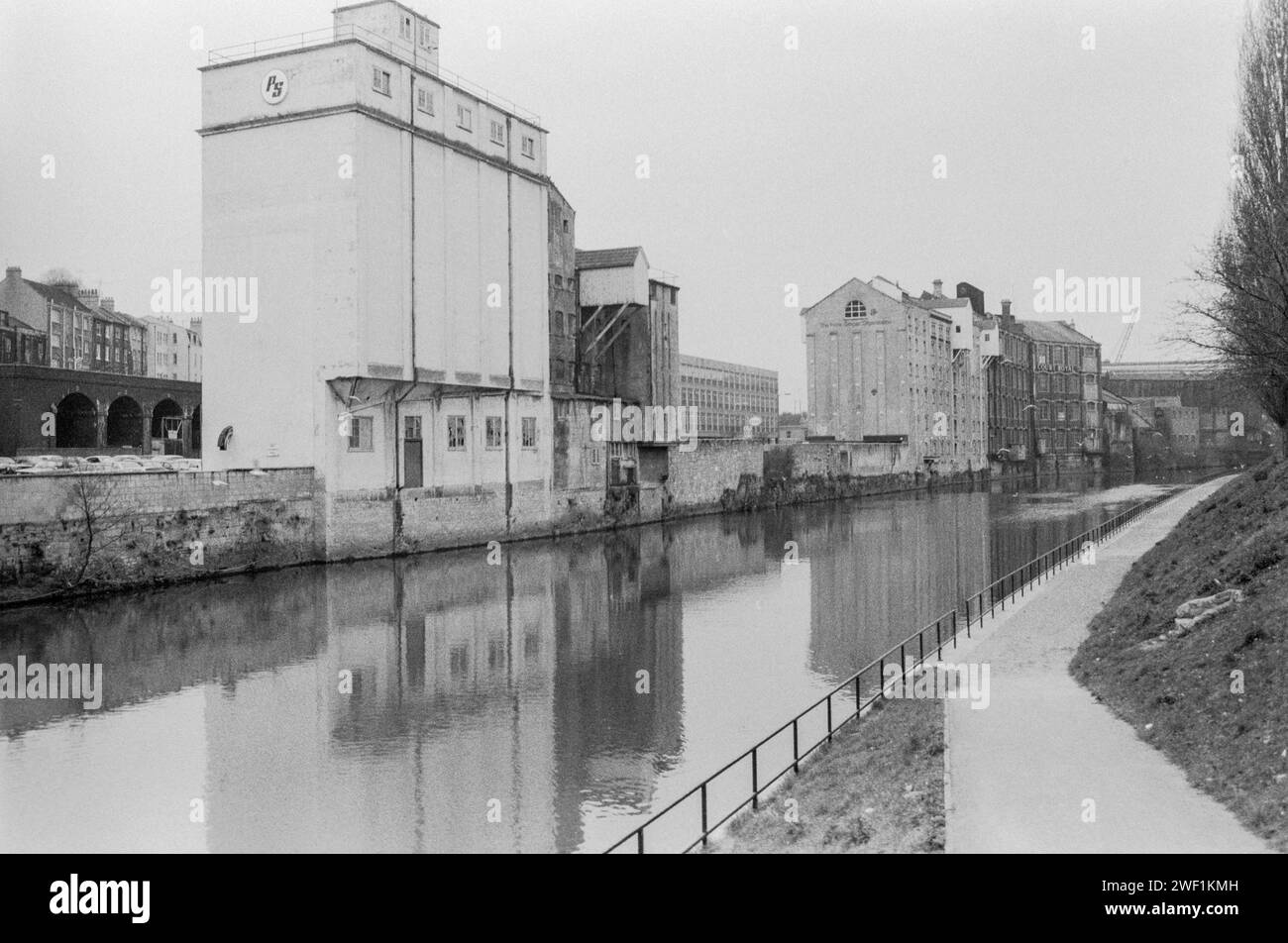 Anciens entrepôts sur Lower Bristol Road, reflétés dans la rivière Avon, vu de Broad Quay, Bath, Avon vers 1981 Banque D'Images