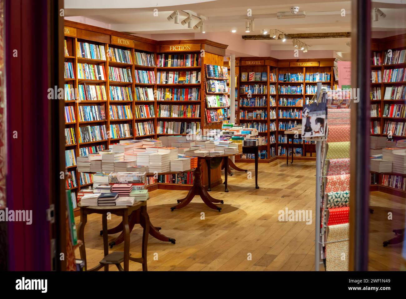 Intérieur d'une librairie photographié à travers une entrée de magasin floue Banque D'Images