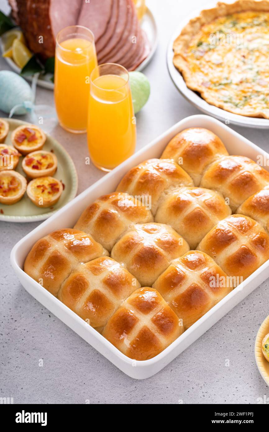 Brioches croisées chaudes dans une poêle, idée de recette pour le brunch de Pâques ou le petit déjeuner Banque D'Images