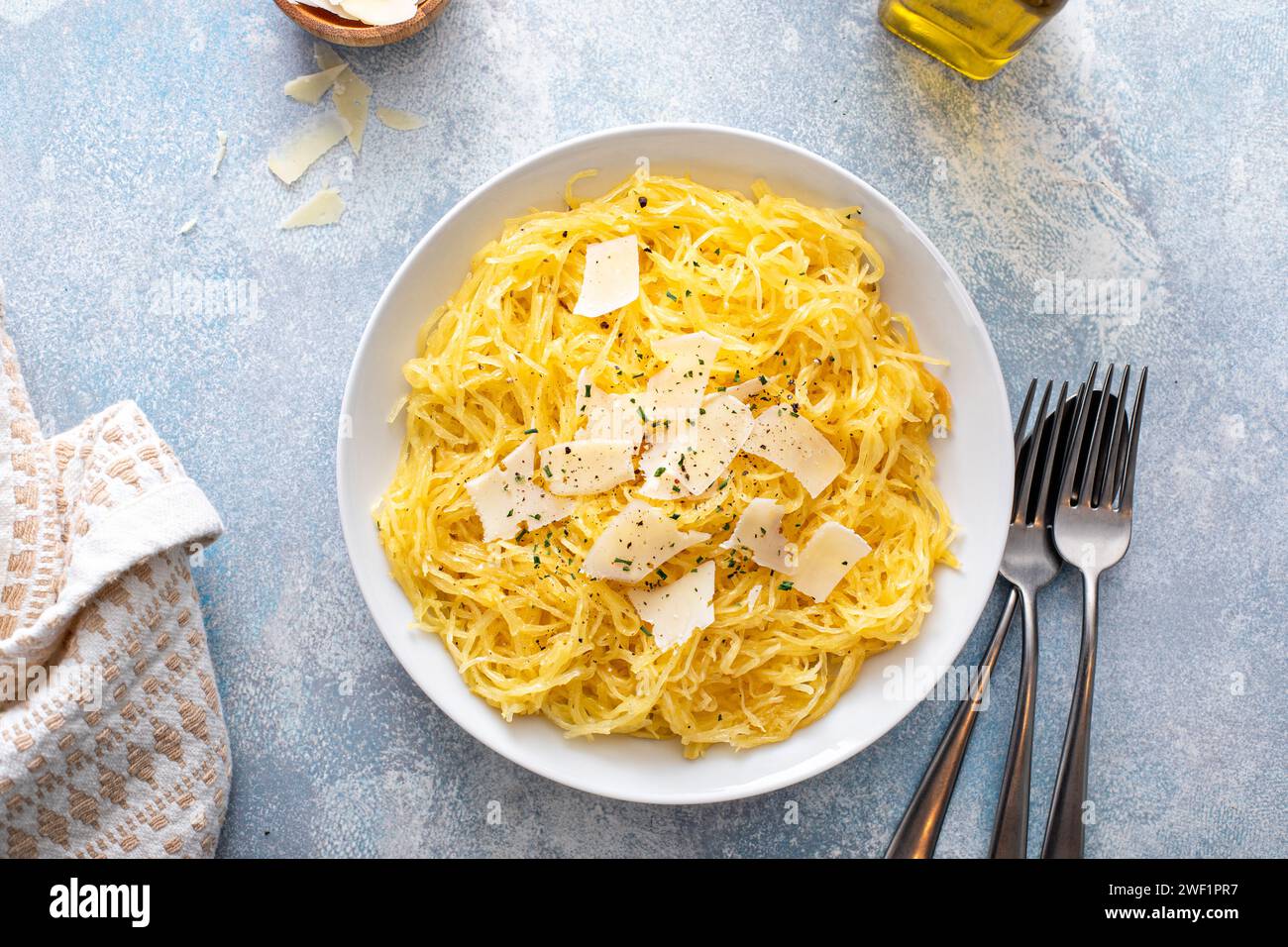 Spaghetti courge rôtie et arrachée servi avec de l'huile d'olive et du parmesan, idée de recette à faible teneur en glucides, vue aérienne Banque D'Images