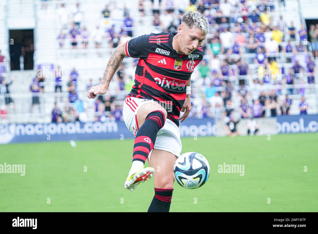 Orlando, Floride, États-Unis, 29 avril 2023, le joueur de Flamengo Guillermo Varela #2 reçoit une passe lors de la FC Series au stade Inter&Co. (Crédit photo : Marty Jean-Louis/Alamy Live News Banque D'Images