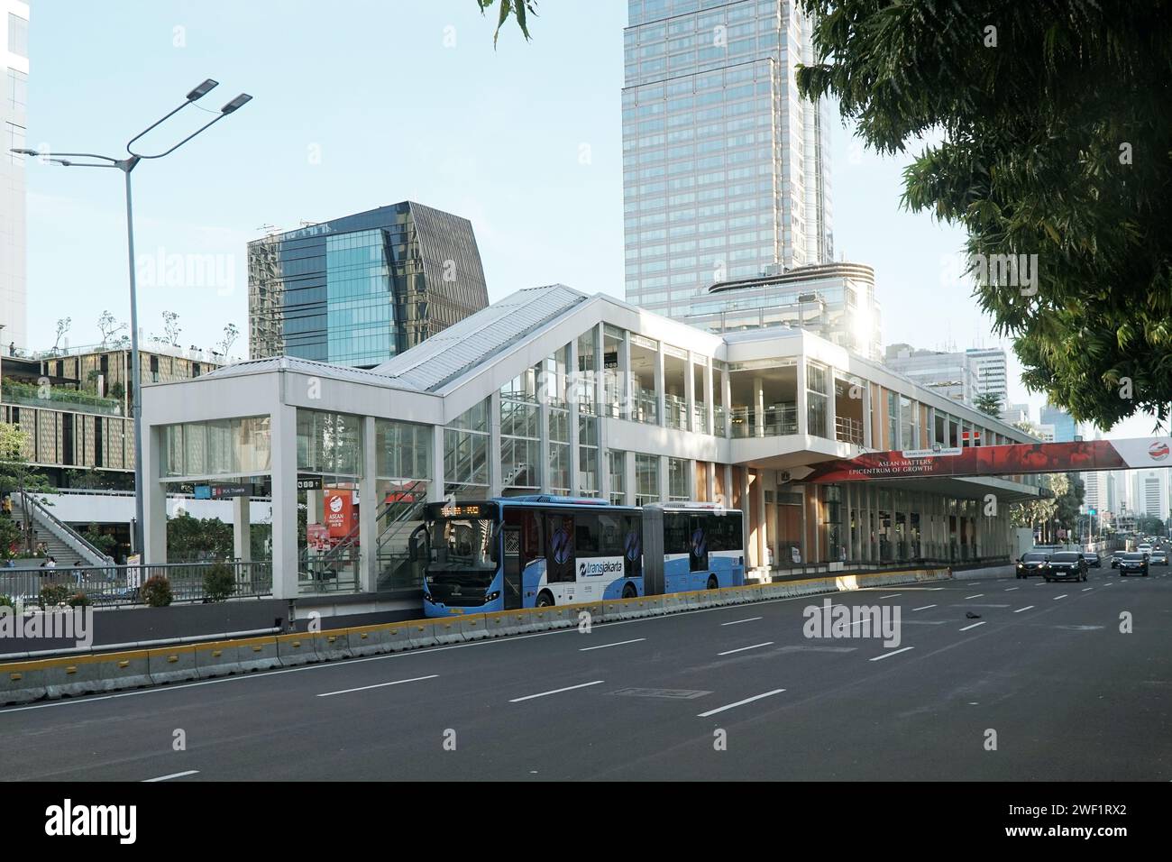 Nouveau bâtiment design, concept moderne de station de bus MH Thamrin bus Way station, dans le centre de Jakarta, Indonésie Banque D'Images