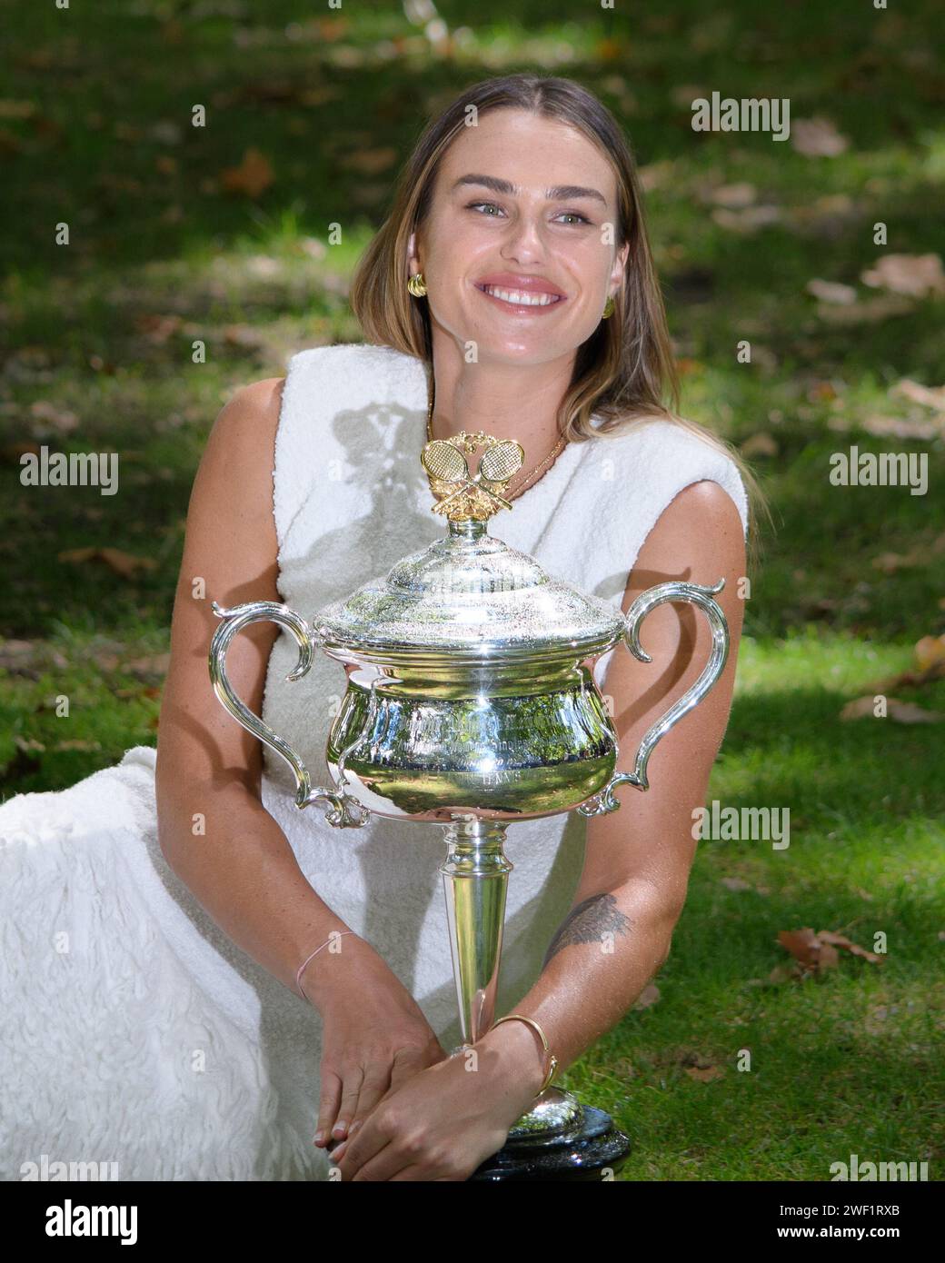 Melbourne Australie. 28 janvier 2024. ARYNA SABALENKA de Biélorussie pose avec la Daphne Akhurst Memorial Cup lors de son appel photo à Carlton Gardens après avoir remporté la finale en simple féminin de l'Open d'Australie 2024 à Melbourne en Australie. Sydney Low/Cal Sport Media/Alamy Live News Banque D'Images