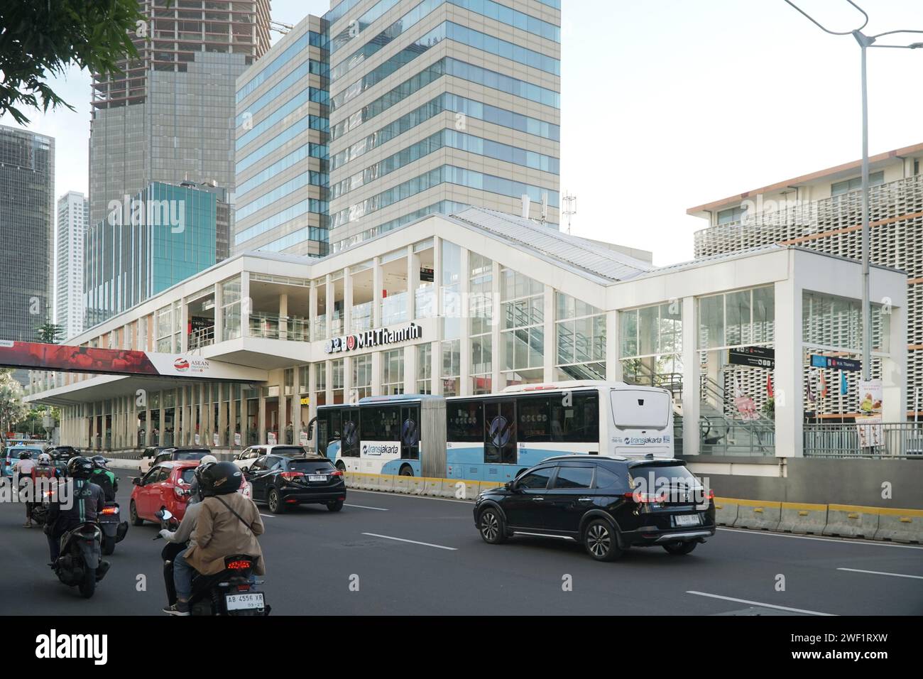 Nouveau bâtiment design, concept moderne de station de bus MH Thamrin bus Way station, dans le centre de Jakarta, Indonésie Banque D'Images