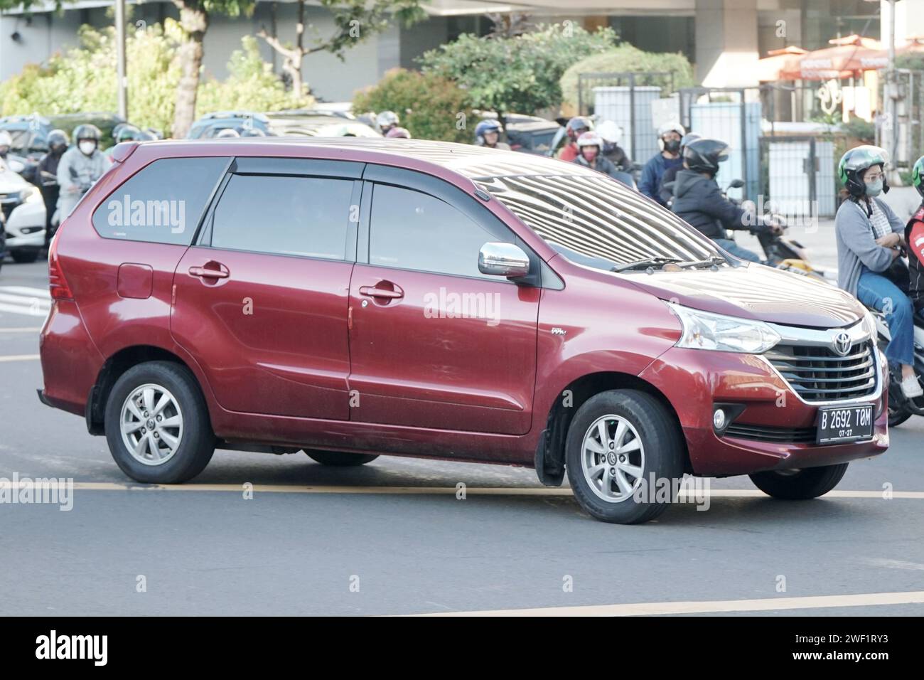 Toyota Raize 1,2 G CVT voiture, conduite dans la zone commerciale et d'affaires, Gondangdia, Jakarta. Banque D'Images