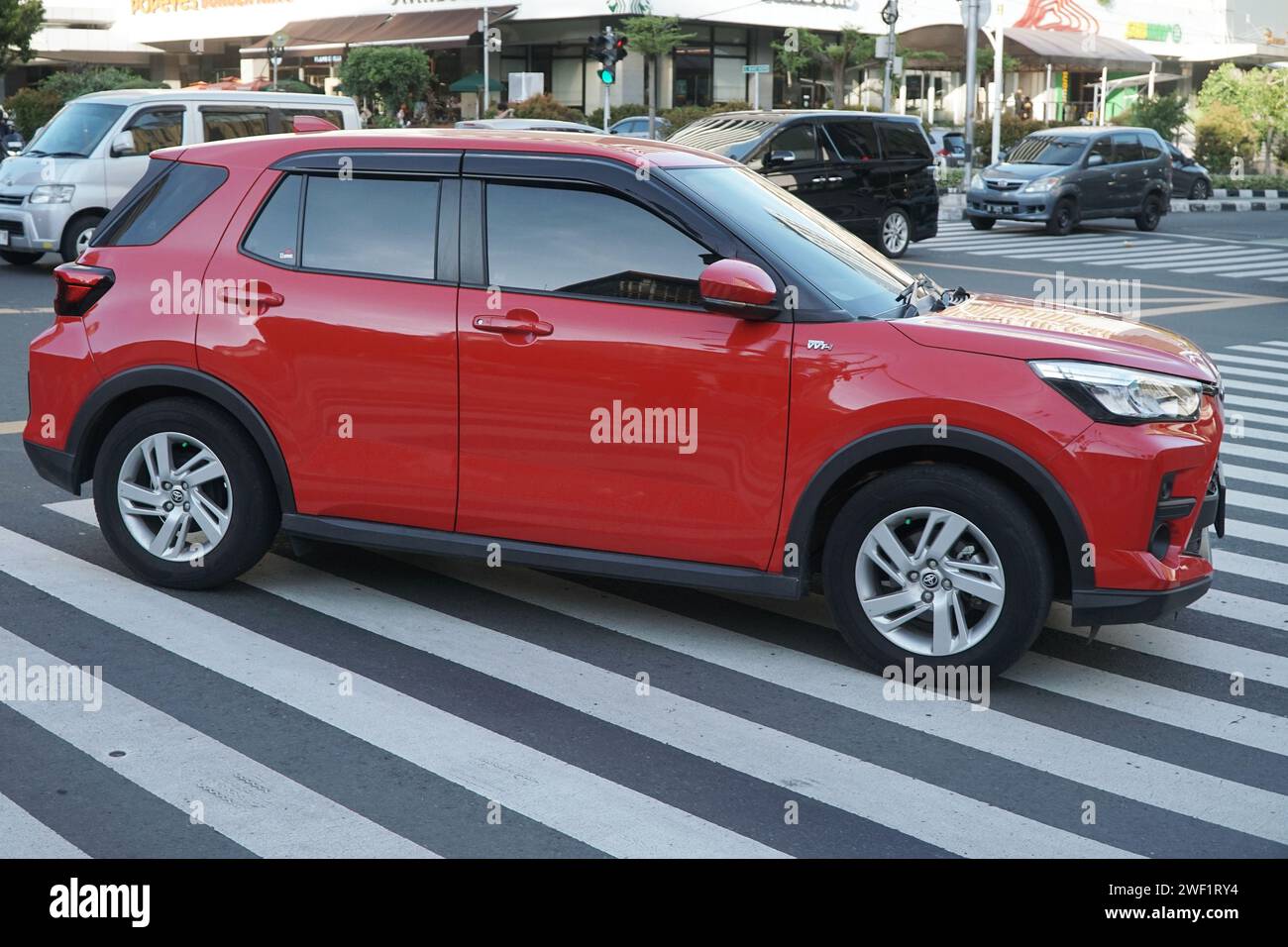 Couleur rouge Toyota Raize 1,2 G CVT voiture, mini SUV (sport Utilitiy Vehicle) conduite dans la zone commerciale et d'affaires, MH thamrin Street, Jakarta, Indonésie Banque D'Images