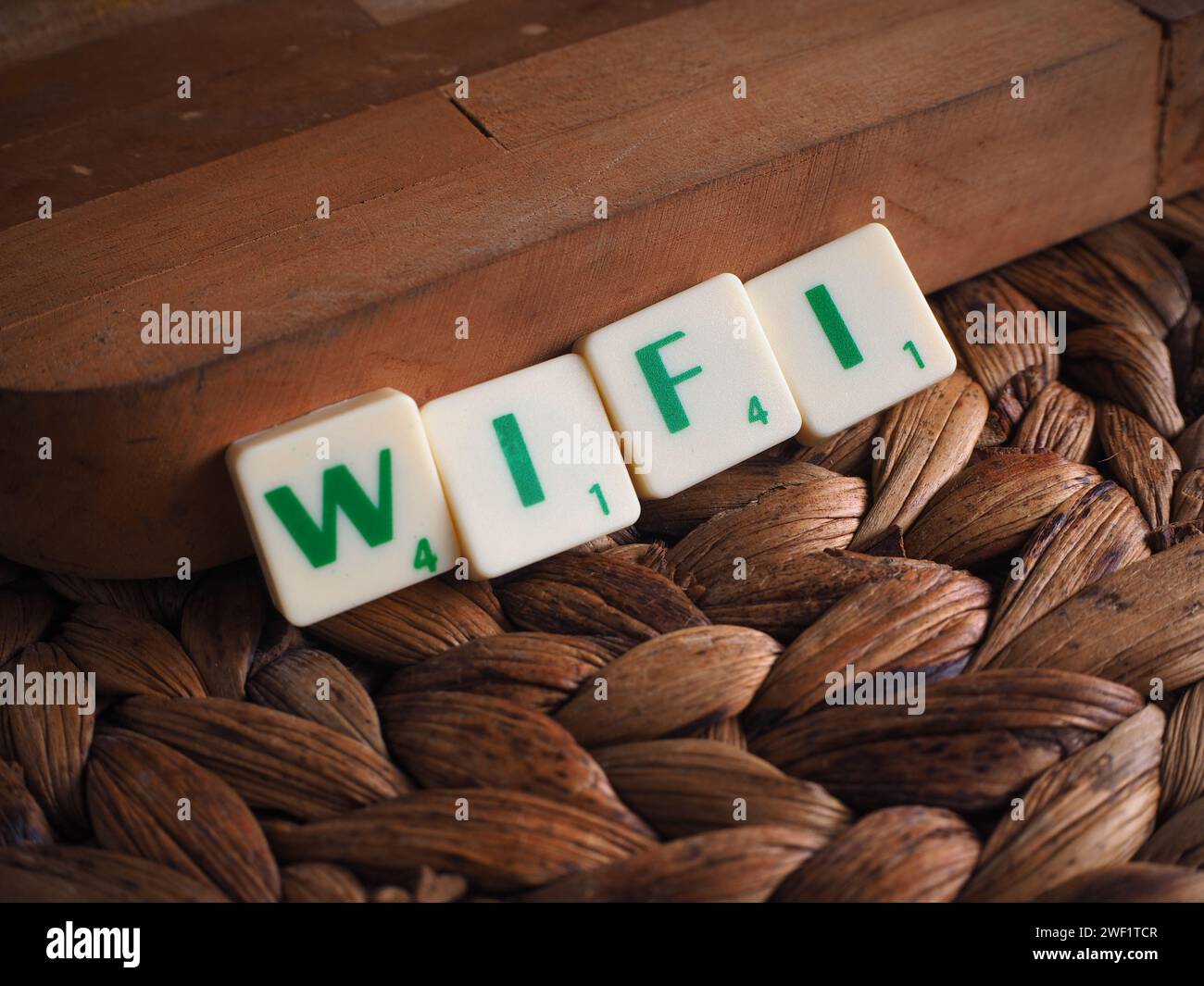 Scrabble lettres orthographiant les mots WIFI Banque D'Images