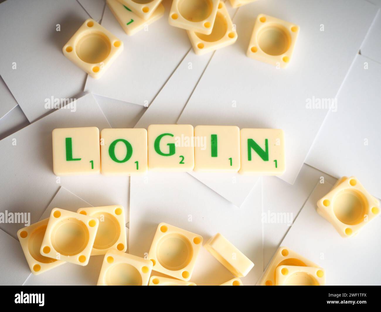 Scrabble lettres orthographiant mots LOGIN. Connexion, acte de connexion à un ordinateur, une base de données ou un système Banque D'Images