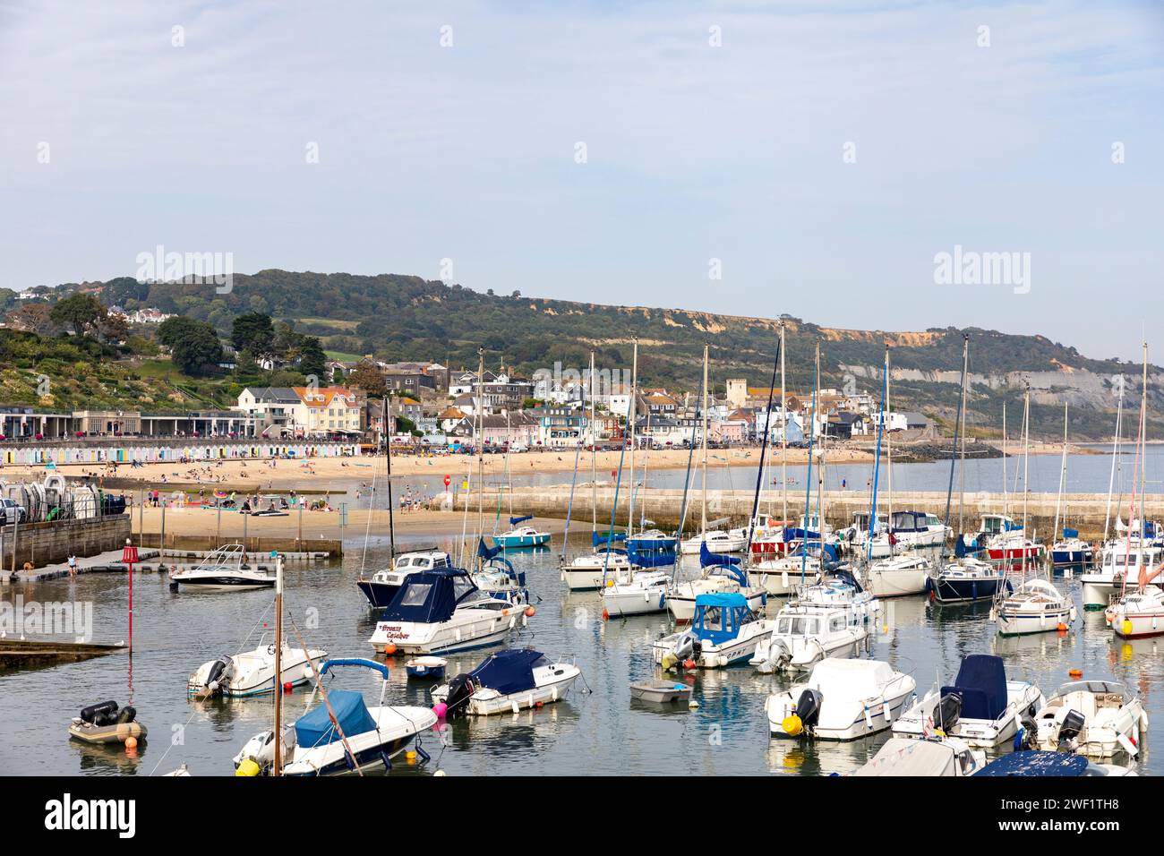 Port de bateau de Lyme Regis, ville de la côte sud anglaise à l'automne 2023 avec des bateaux amarrés dans le port, Angleterre, Royaume-Uni, 2023 Banque D'Images