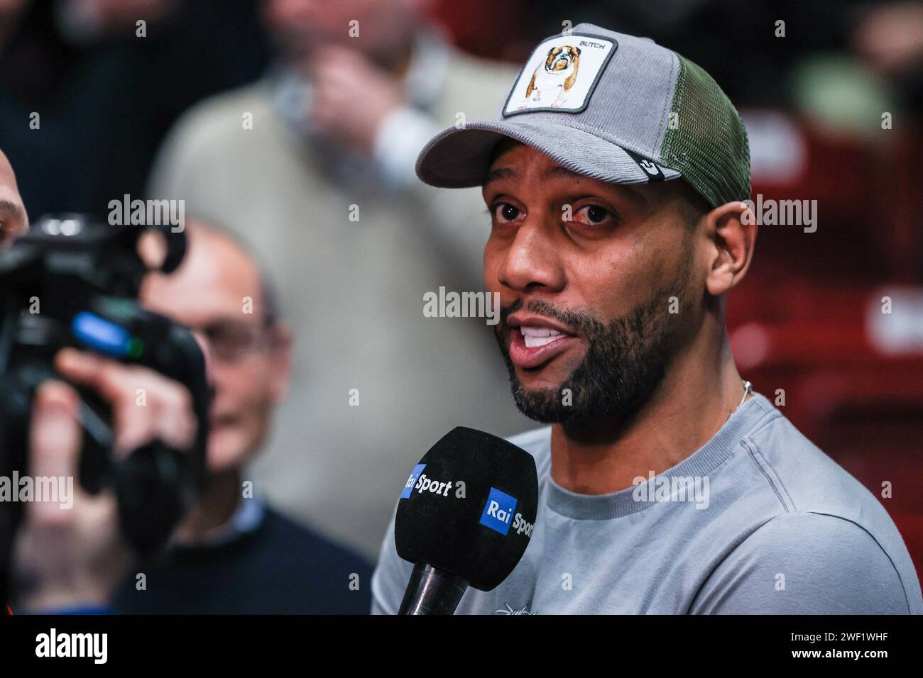 Milan, Italie. 26 janvier 2024. Maicon Douglas Sisenando ancien joueur vu lors du match de Turkish Airlines Euroleague 2023/24 de la saison régulière Round 23 entre EA7 Emporio Armani Milan et le FC Barcelone au Mediolanum Forum. Score final ; EA7 Milan 74 | 70 Barcelone. Crédit : SOPA Images Limited/Alamy Live News Banque D'Images