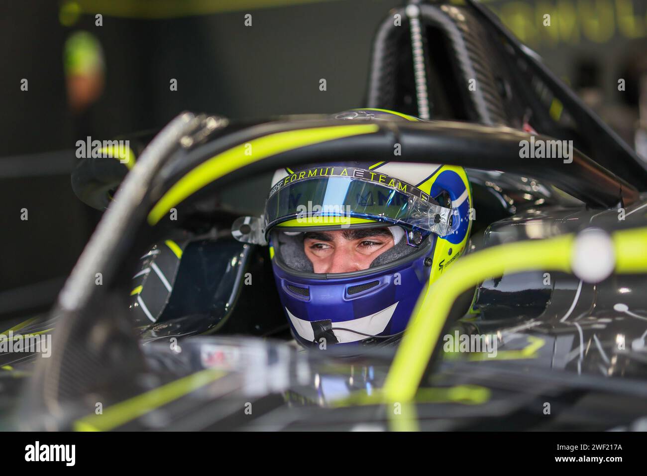 Riyad, Arabie saoudite. 27 janvier 2024. Sergio Sette Camara, pilote brésilien de l'ERT Formula E-Prix, est présenté avant le Championnat du monde FIA de Formule E Diriyah, à Riyad, en Arabie Saoudite, le 27 janvier 2024. Crédit : Qian Jun/Xinhua/Alamy Live News Banque D'Images