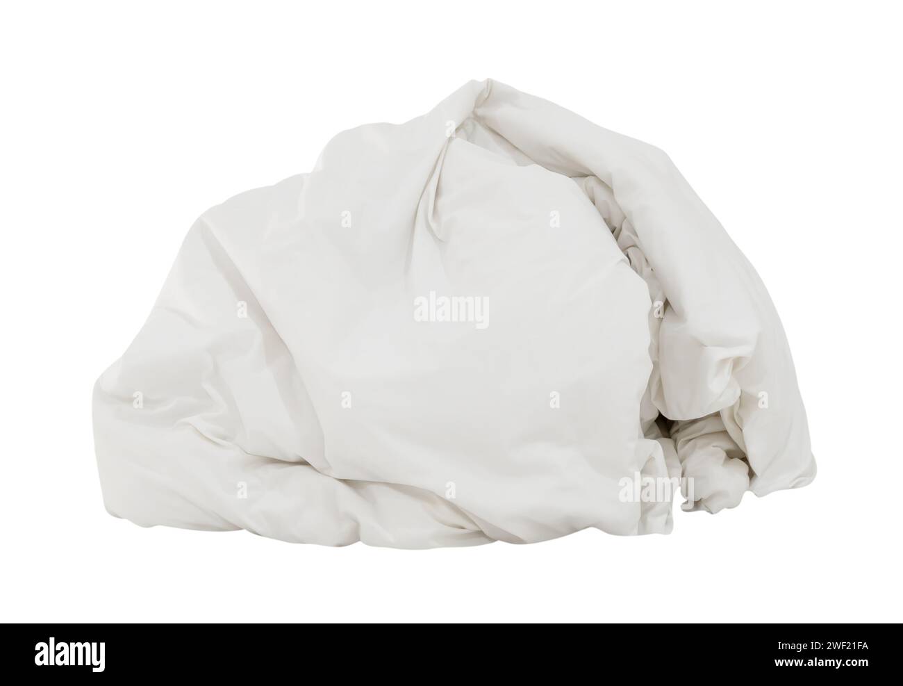 Couverture froissée blanche ou linge de lit dans la chambre d'hôtel laissé désordonné et sale après l'utilisation du client pendant la nuit est isolé sur fond blanc avec la coupure Banque D'Images
