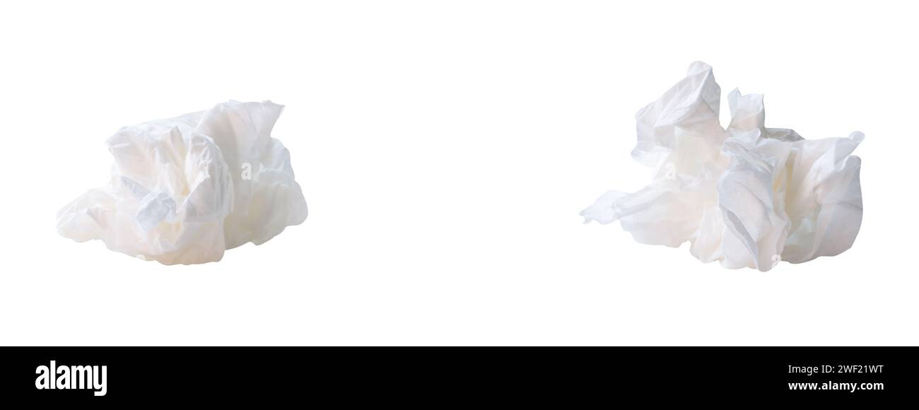 Vue de face du papier de soie ou de serviette blanc vissé ou froissé dans l'ensemble dans la forme étrange après utilisation dans les toilettes ou les toilettes est isolé sur fond blanc Banque D'Images