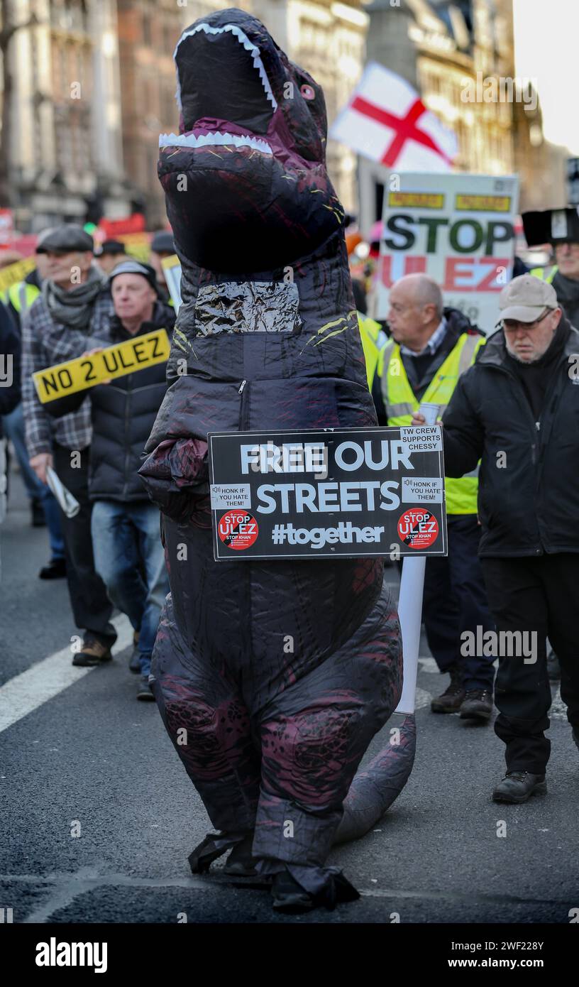 Londres, Royaume-Uni. 27 janvier 2024. Les manifestants défilent sur Whitehall en brandissant des pancartes et en portant des costumes de fantaisie pendant la manifestation. Les manifestants se rassemblent pour leur premier anniversaire de manifestation contre la zone à ultra-faibles émissions (ULEZ). Les manifestants affirment que l'expansion de la zone l'année dernière tue des entreprises et frappe les travailleurs indépendants. Crédit : SOPA Images Limited/Alamy Live News Banque D'Images