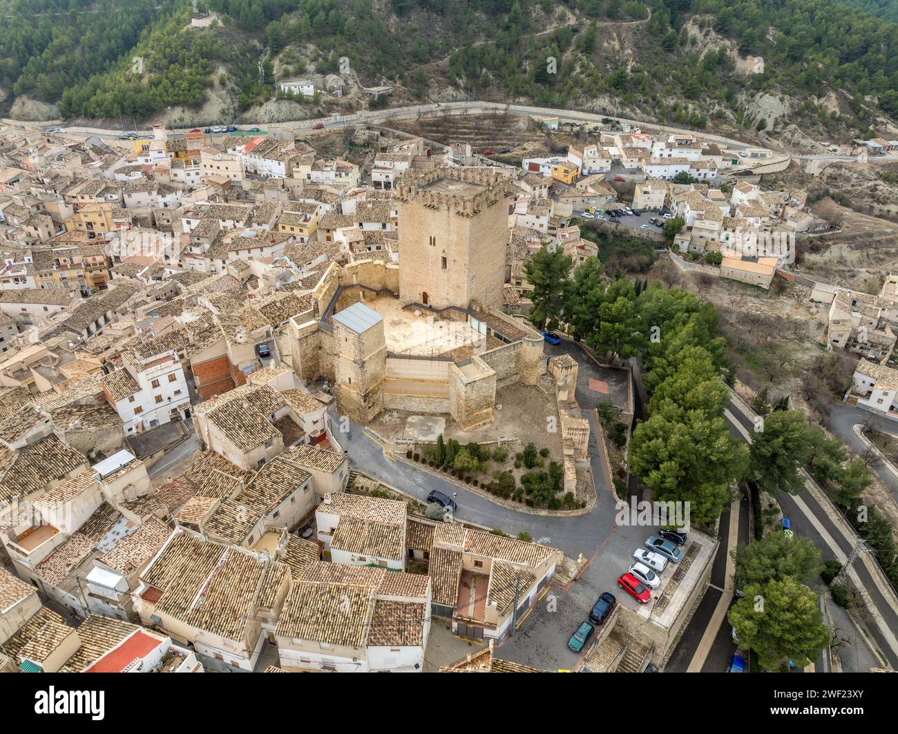 Vue aérienne du château de Moratalla dans la province de Murcie en Espagne dominant le village avec grande tour carrée, monument joliment restauré de l'époque médiévale Banque D'Images