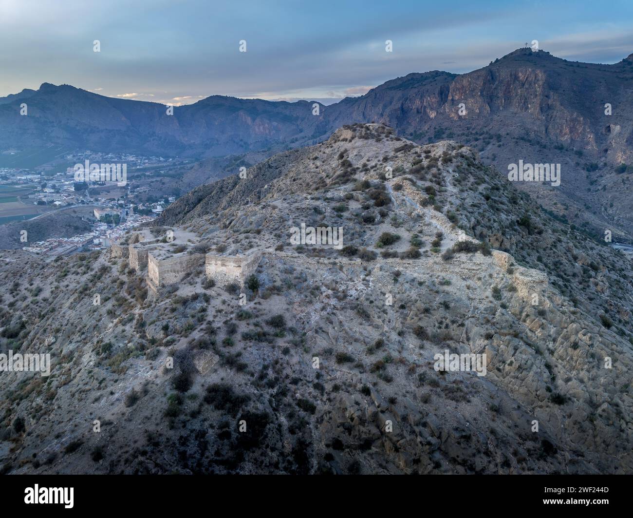 Vue aérienne d'Orihuela dans la province de Murcie Espagne ville médiévale avec château et Gotchic et églises baroques près de la rivière Segura avec le ciel dramatique Banque D'Images