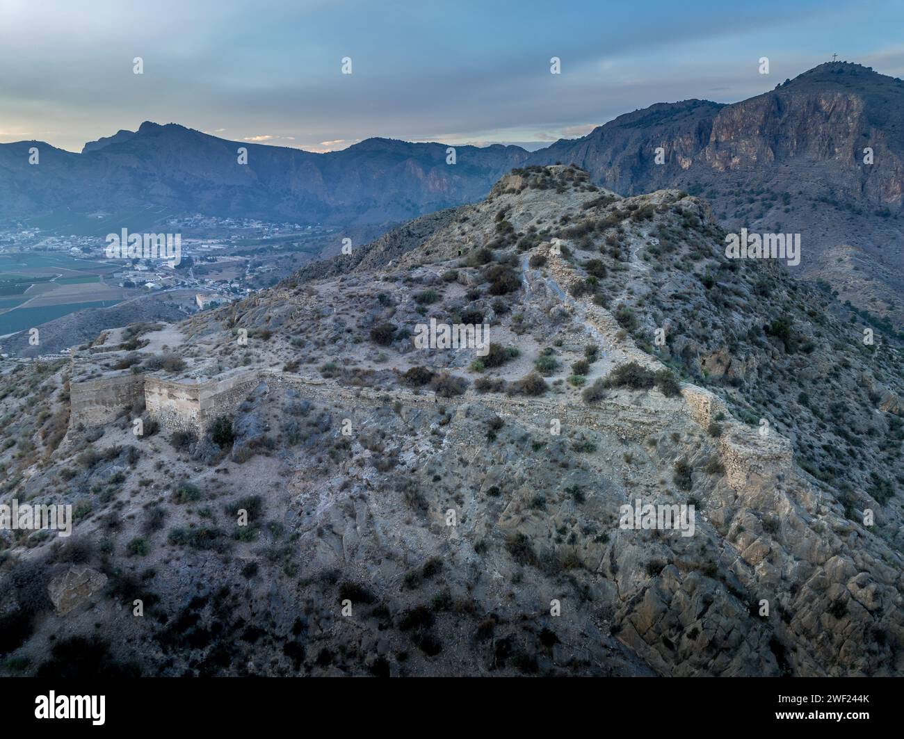 Vue aérienne d'Orihuela dans la province de Murcie Espagne ville médiévale avec château et Gotchic et églises baroques près de la rivière Segura avec le ciel dramatique Banque D'Images